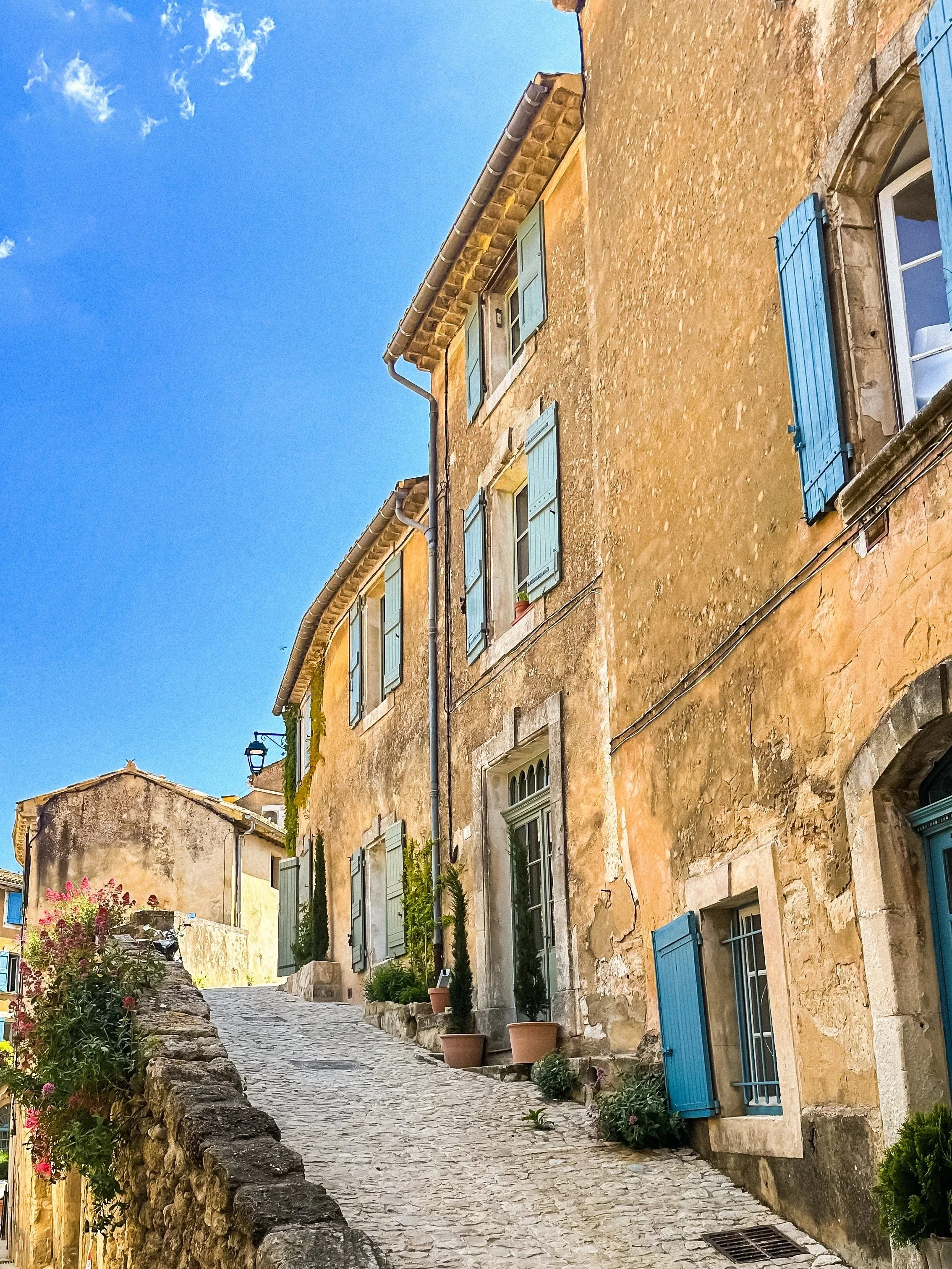 wander-senses-menerbes-village-provence-yellow-houses-blue-windows-south-of-france.jpg
