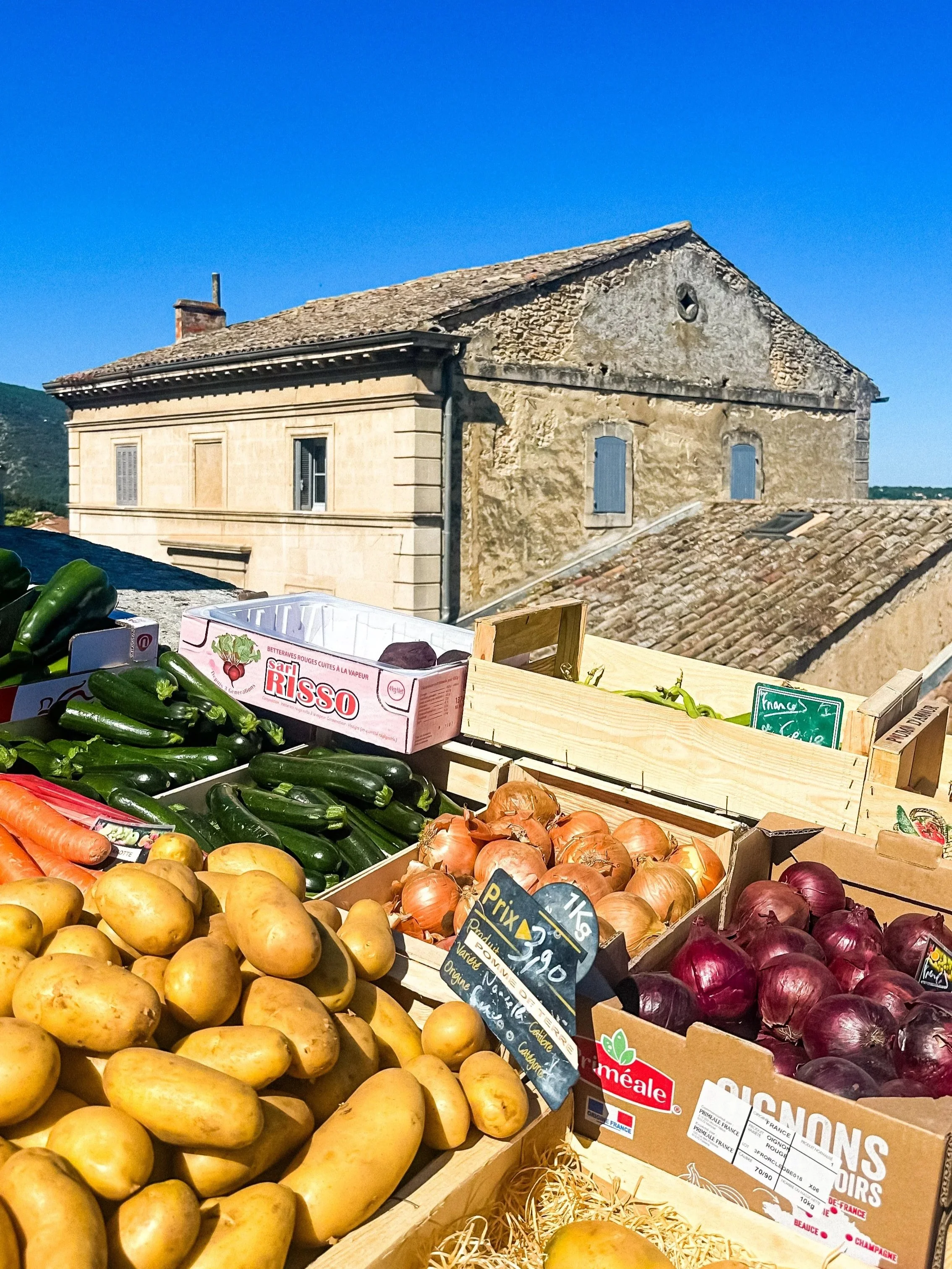wander-senses-bonnieux-provence-village-open-air-market.jpg