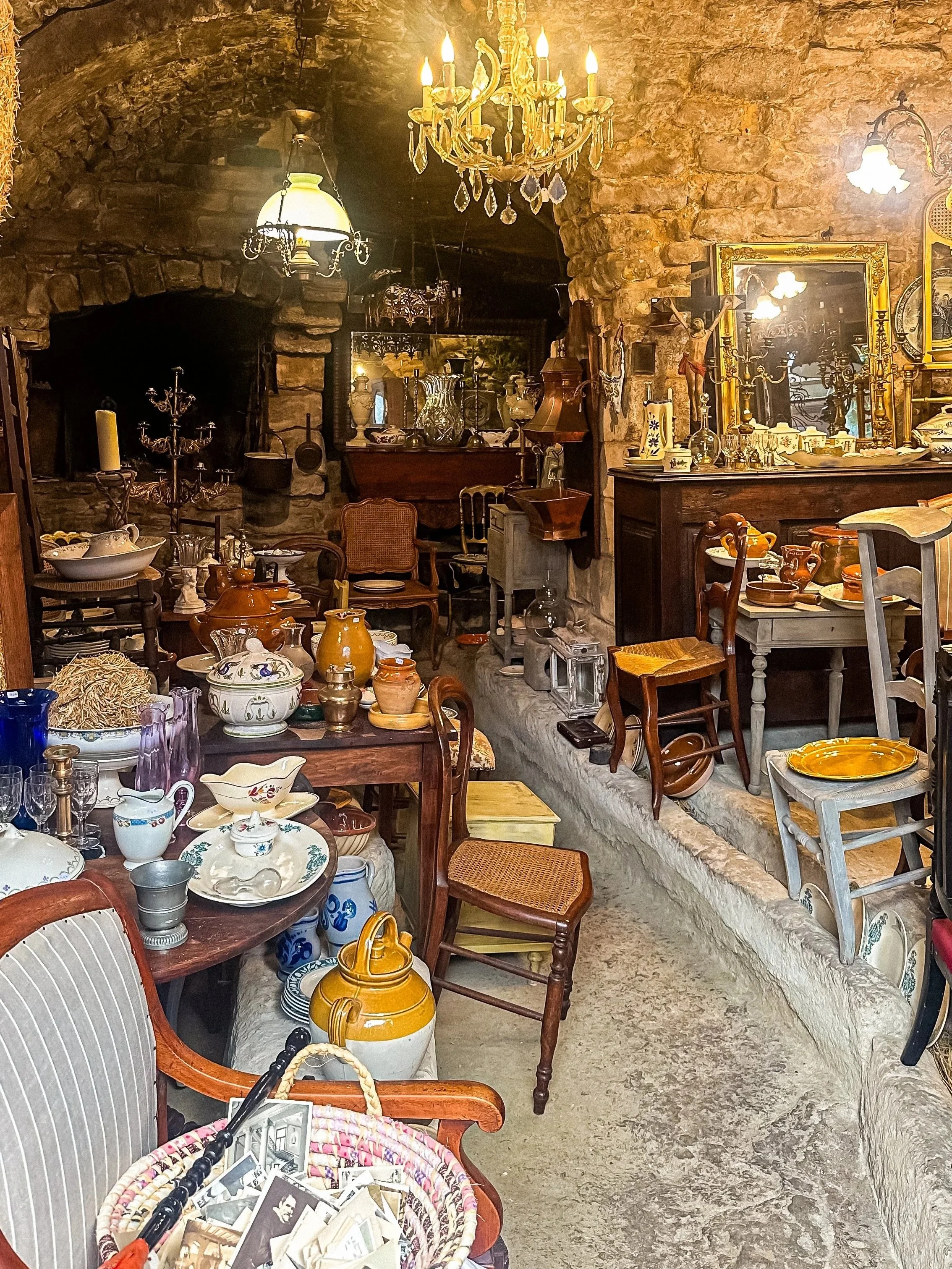 wander-senses-bonnieux-provence-village-antique-store.jpg