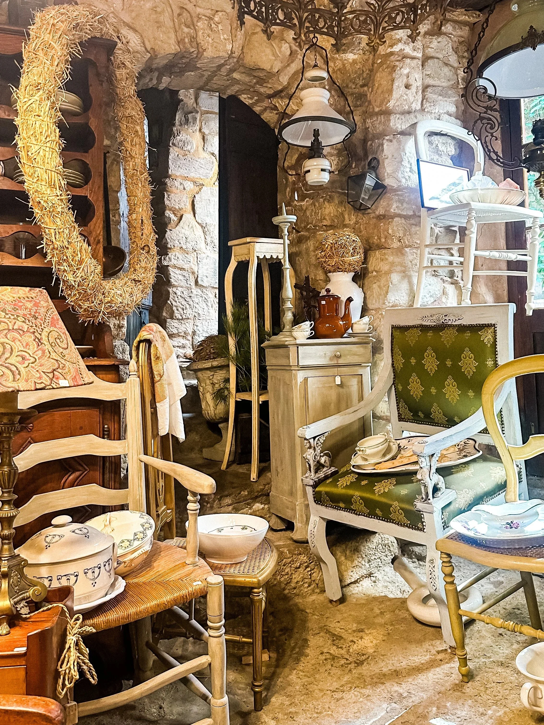 wander-senses-bonnieux-provence-village-antique-store.jpg