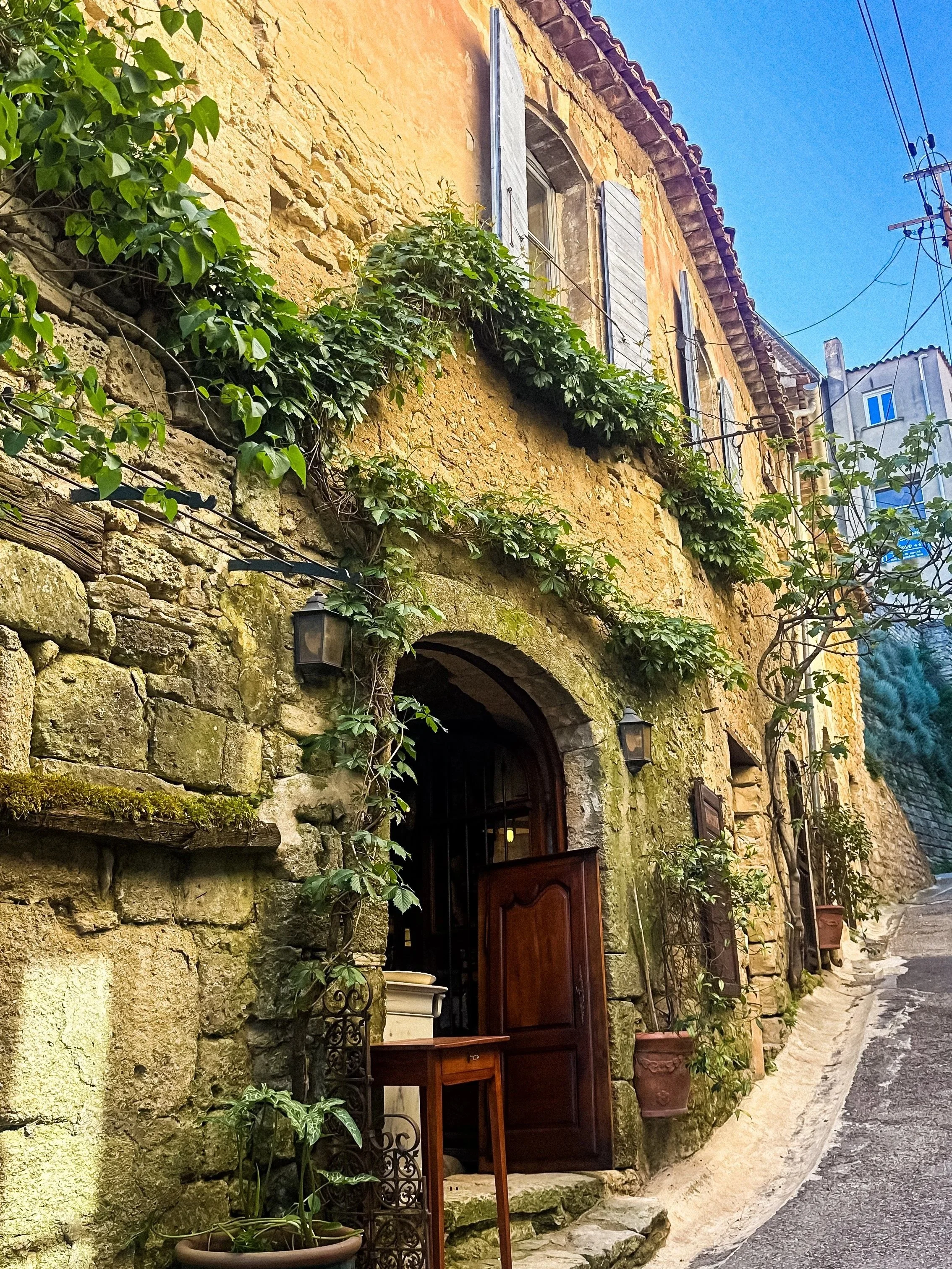 wander-senses-bonnieux-provence-village-antique-store.jpg
