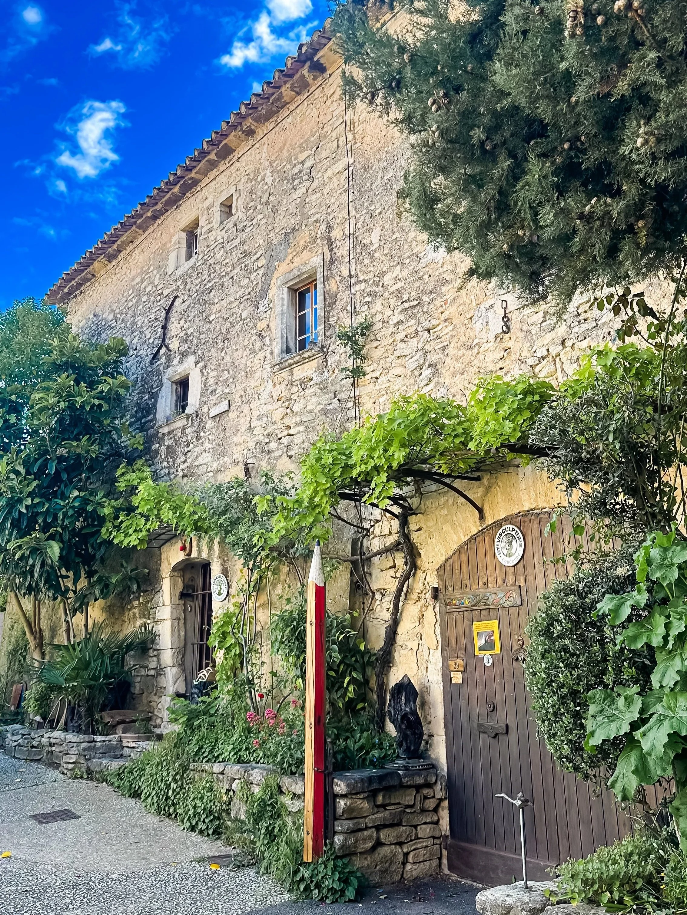 wander-senses-goult-village-provence-typical-stone-houses-france.jpg