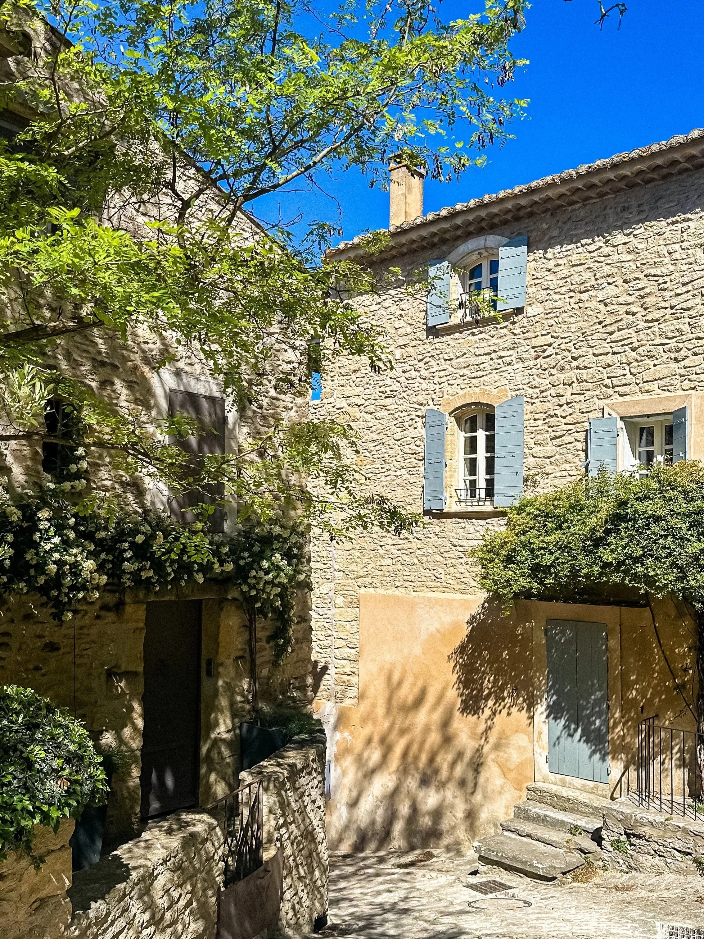 wander-senses-gordes-village-provence-typical-stone-houses-france.jpg