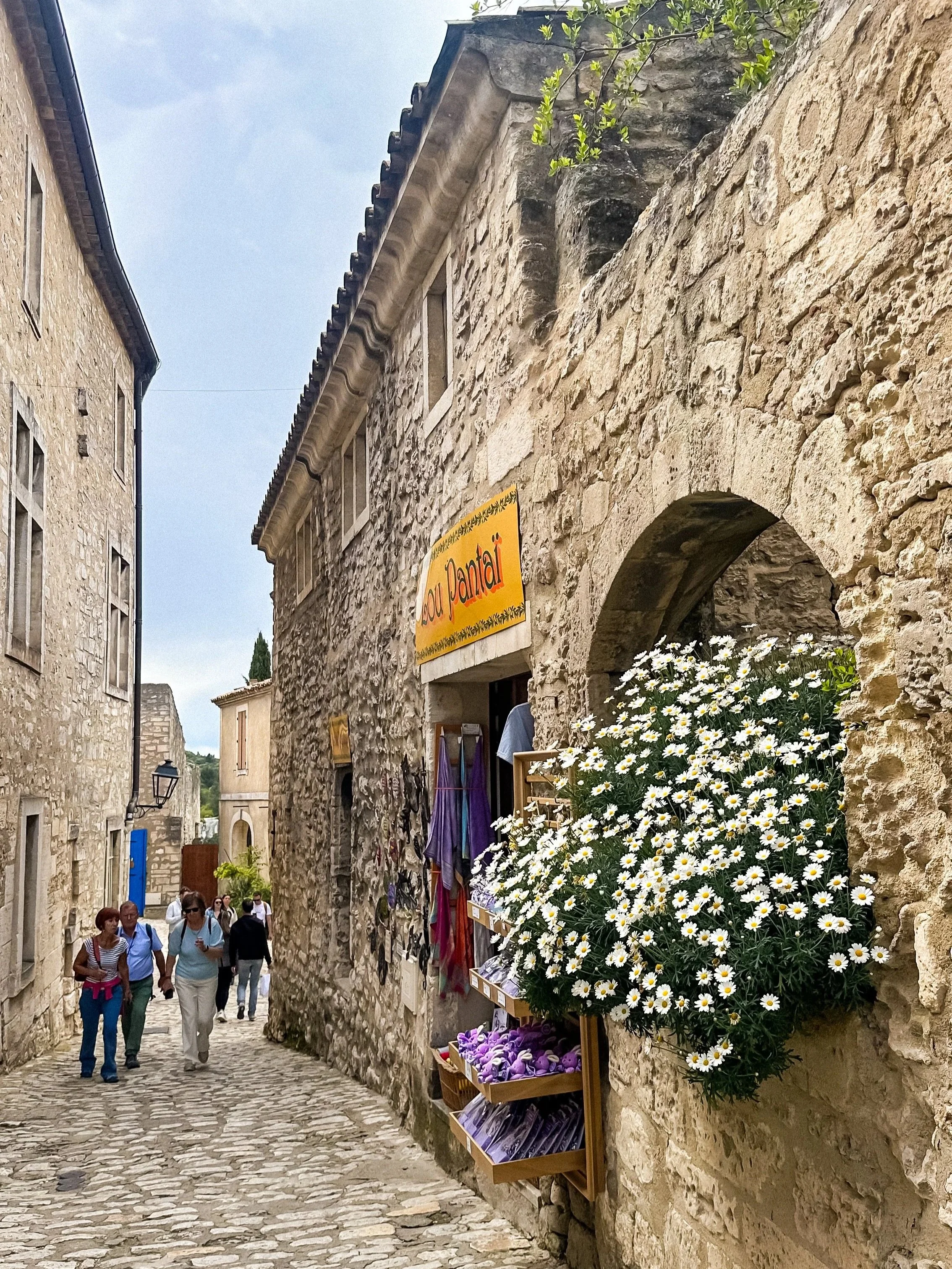 wander-senses-stone-narrow-streets-and-old-stone-houses-les-baux-de-provence-france.jpg