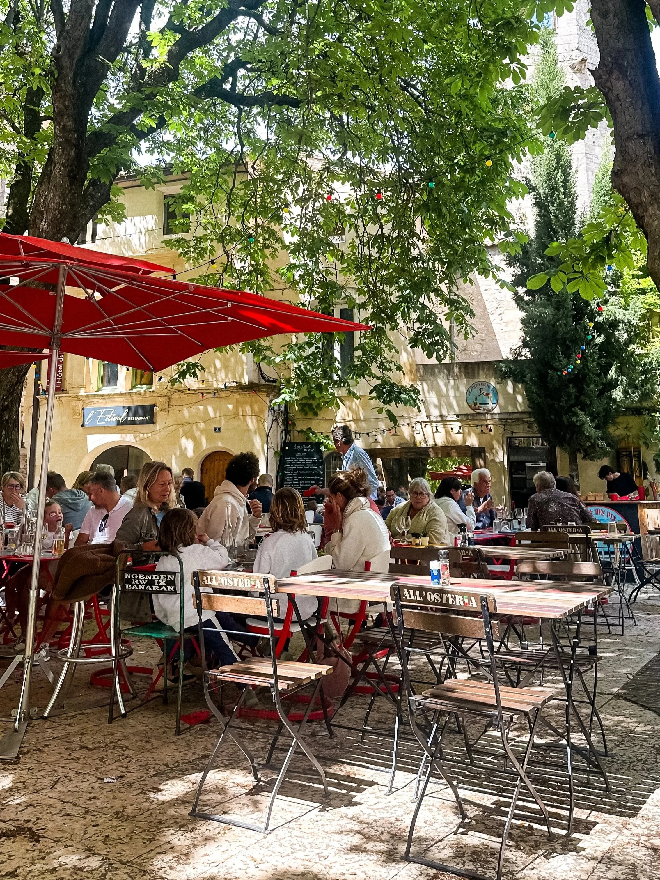 wander-senses-square-with-restaurants-saint-remy-de-provence.jpg