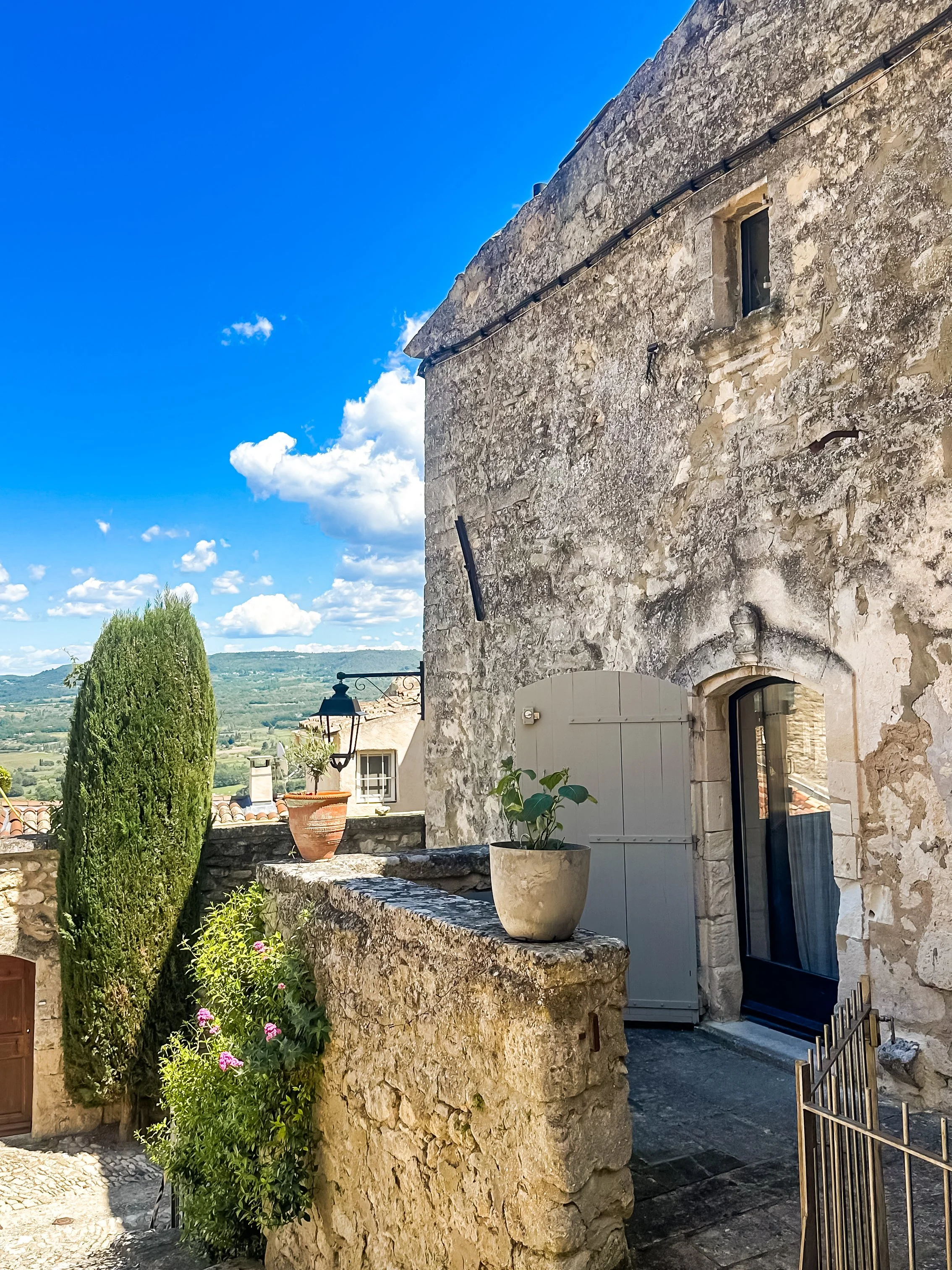 wander-senses-lacoste-village-provence-stone-houses-south-of-france.jpg