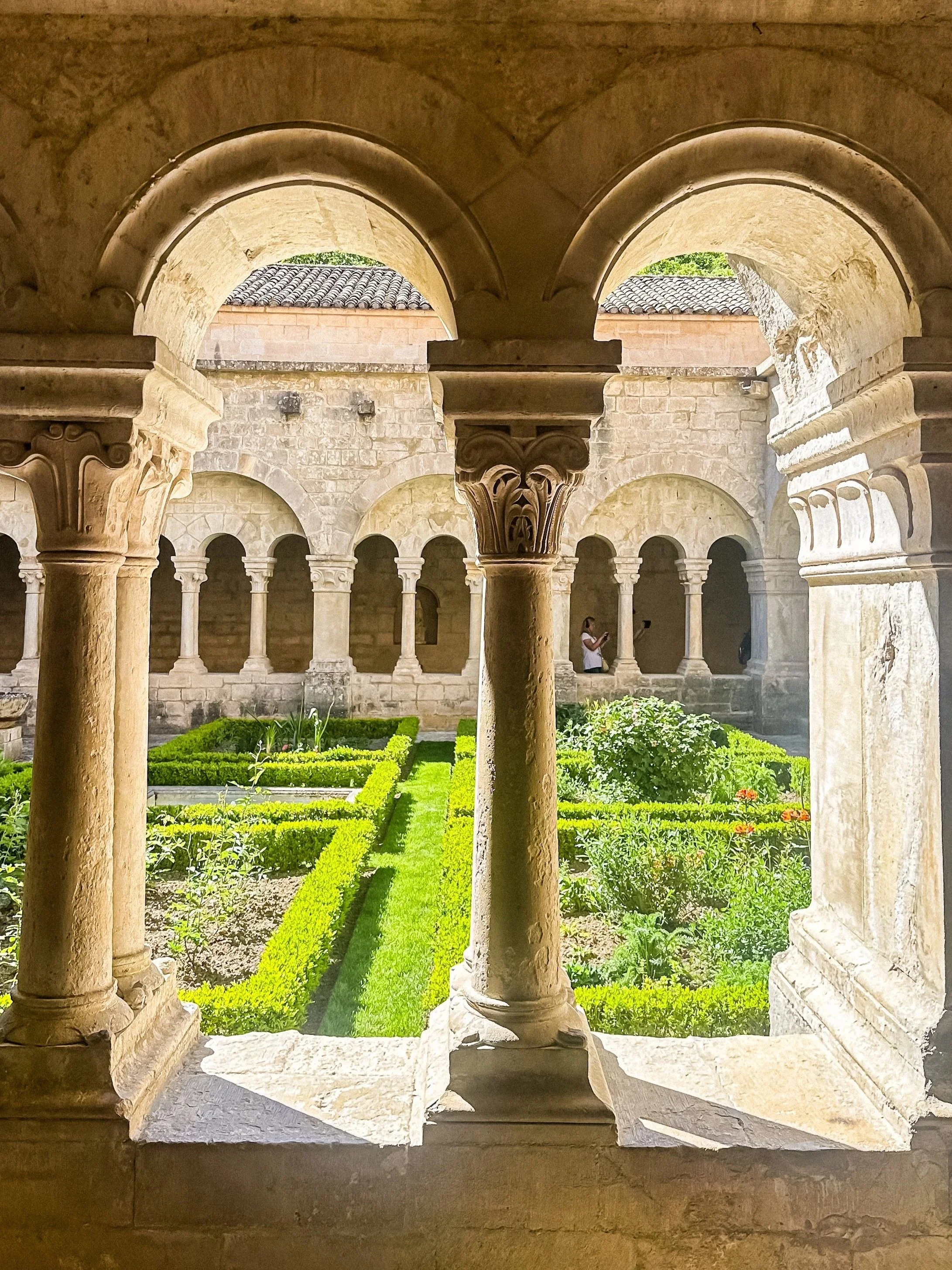 wander-senses-senanque-abbaye-interior-gardens.jpg