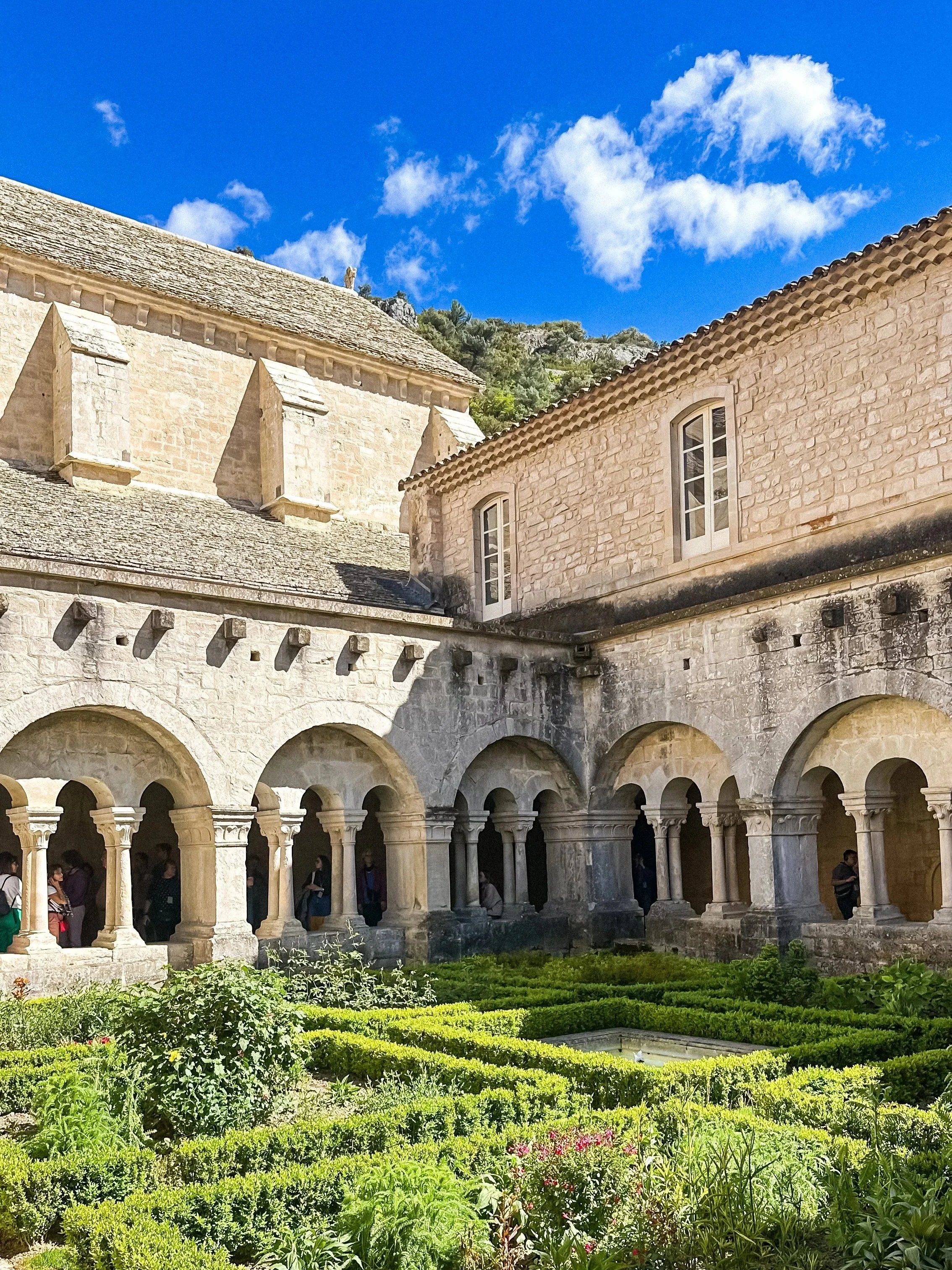 wander-senses-senanque-abbaye-interior-gardens.jpg