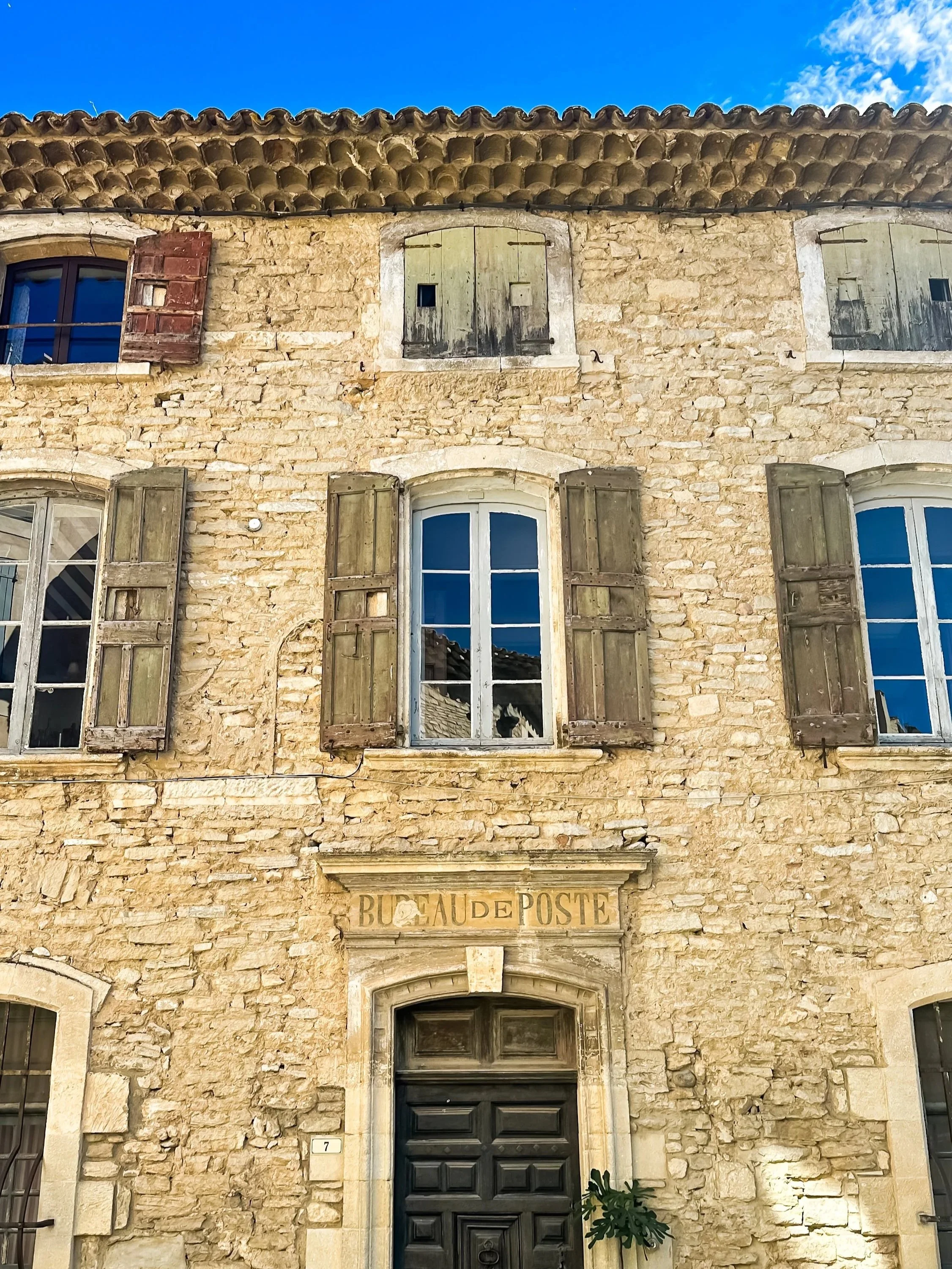 wander-senses-old-stone-houses-provencal-style-goul-village-france.jpg