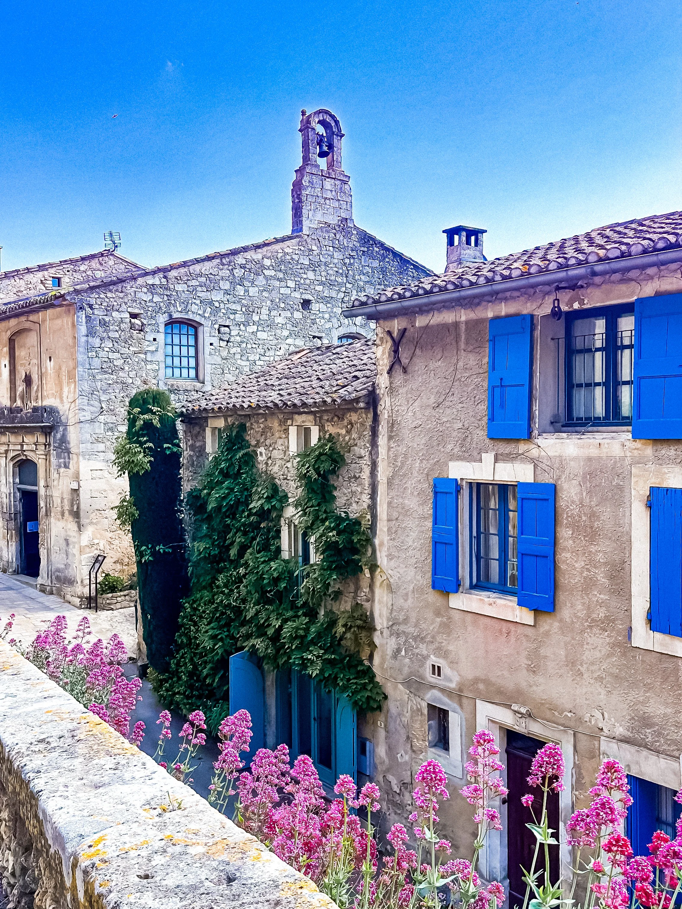 wander-senses-stone-houses-provencal-style-blue-windows-menerbes.png