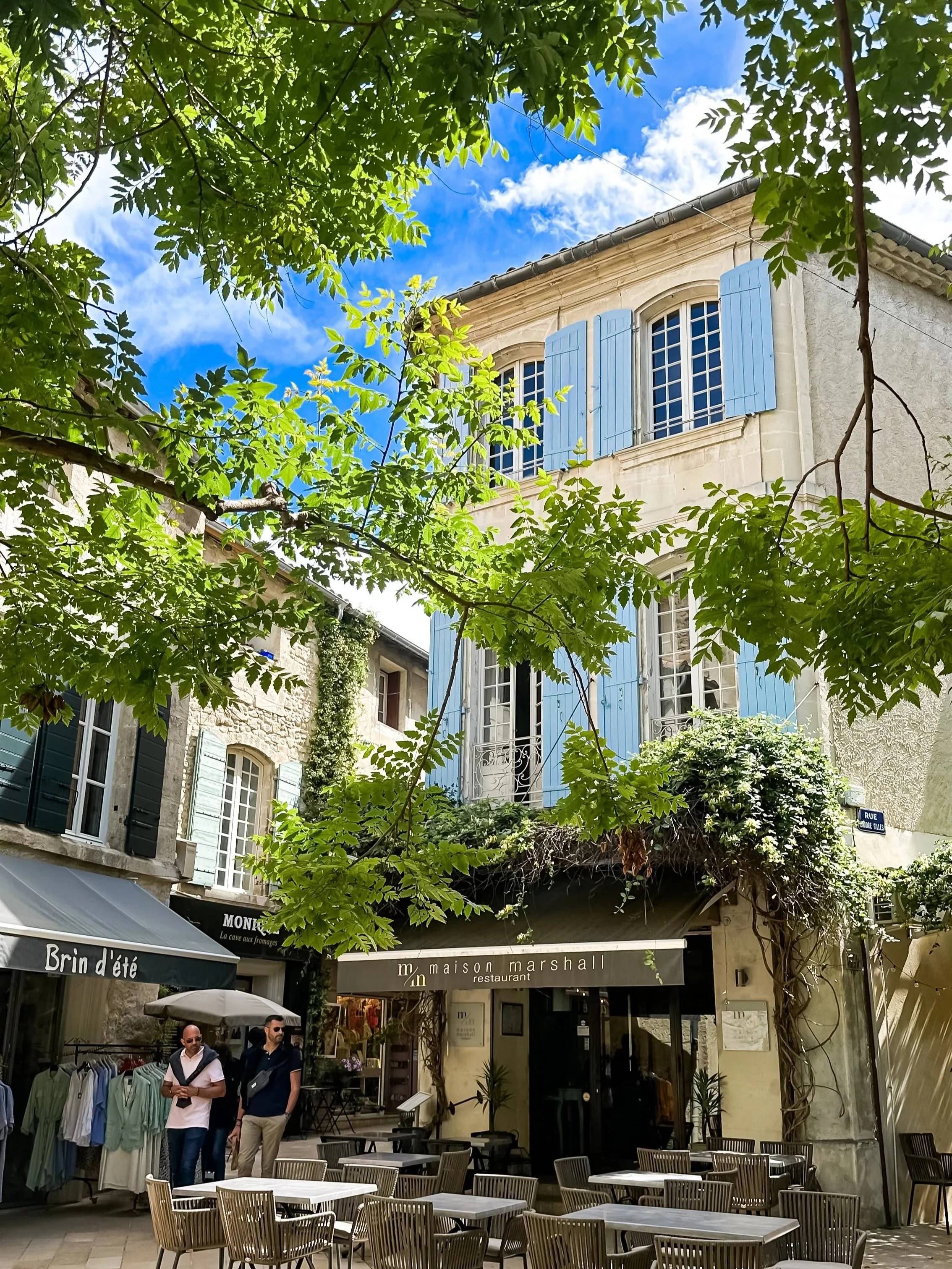 wander-senses-little-provencal-house-with-blue-window-saint-remy-de-provence.jpg