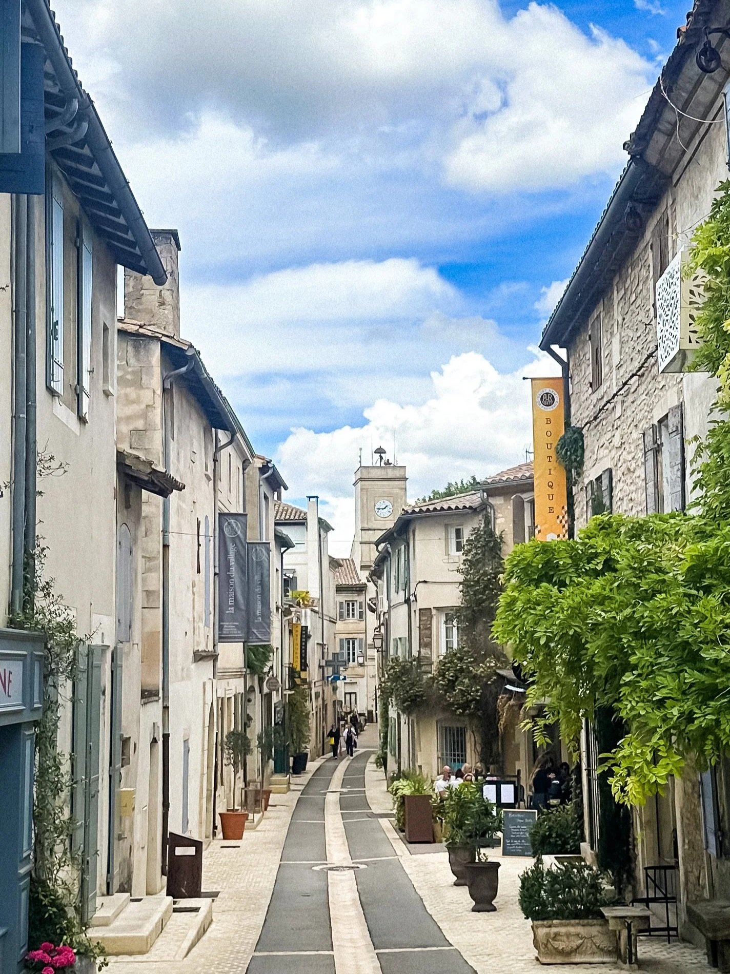wander-senses-little-street-with-provencal-houses-saint-remy-de-provence.jpg