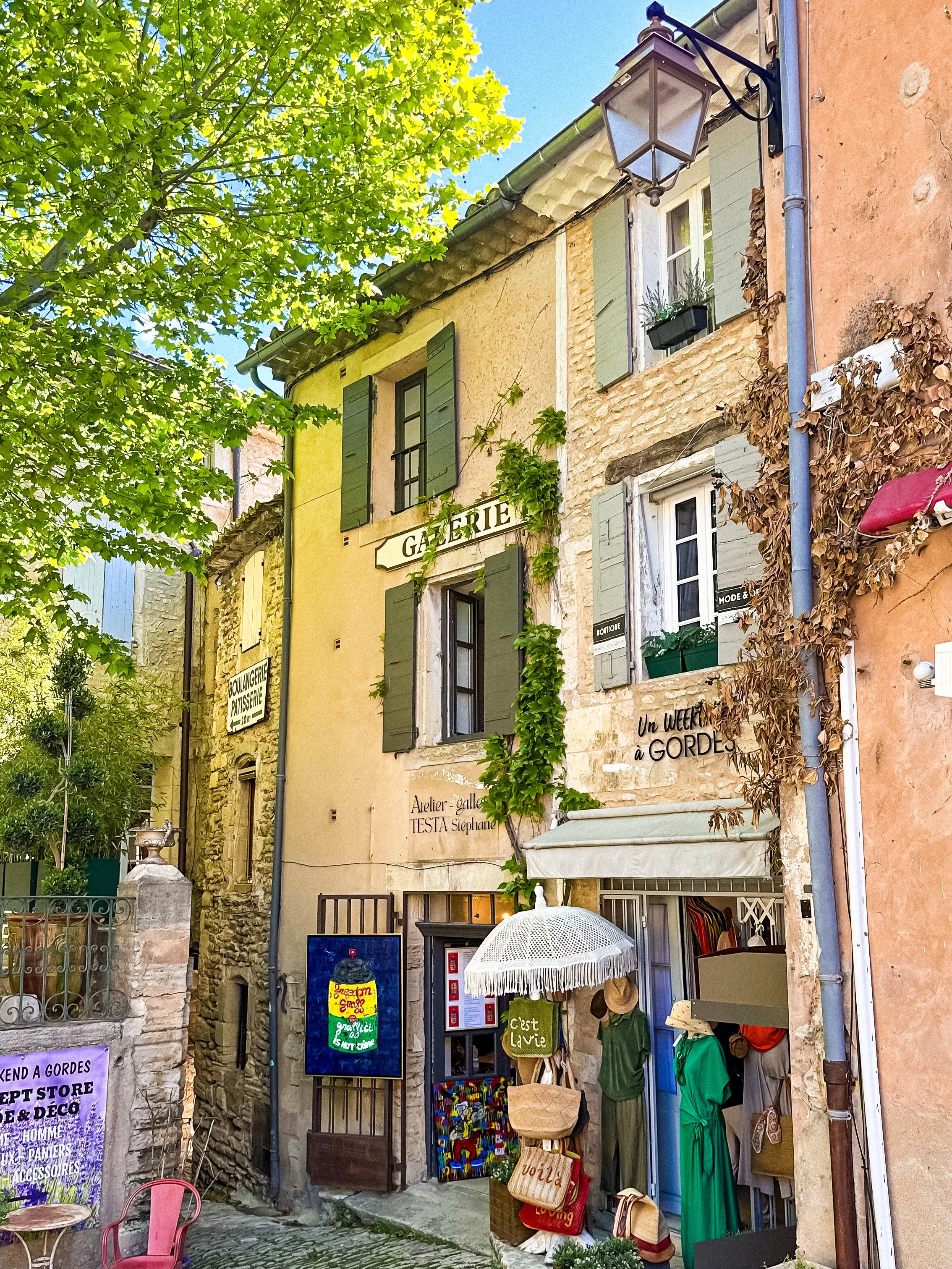 wander-senses-gordes-village-provence-typical-colorful-houses-france.png