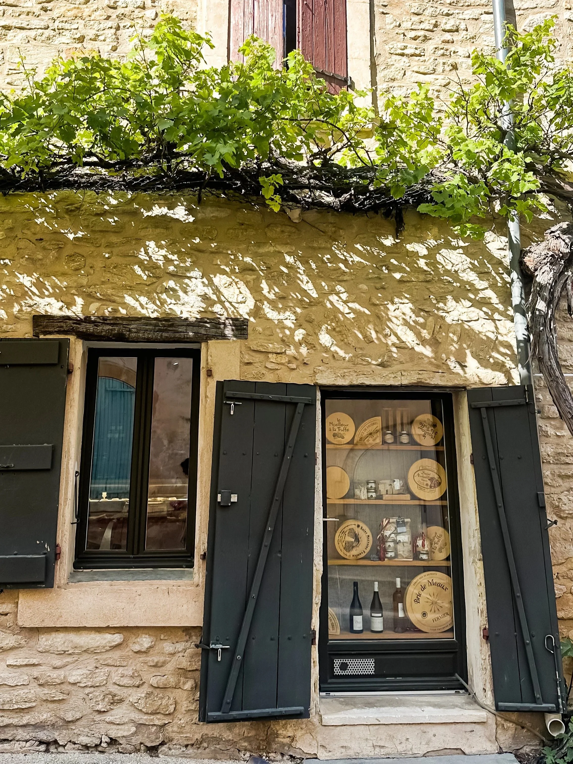 wander-senses-goult-village-provence-typical-stone-houses-france.jpg