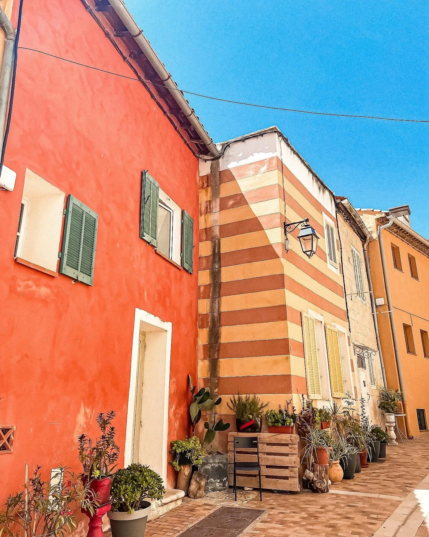 Cassis is all about contrast. The port, the light, the slow rhythm of the village. You think that&rsquo;s what the place is about&hellip; until you go a little further and find the Calanques. Raw, almost abrupt&hellip;White cliffs, deep blue water, s