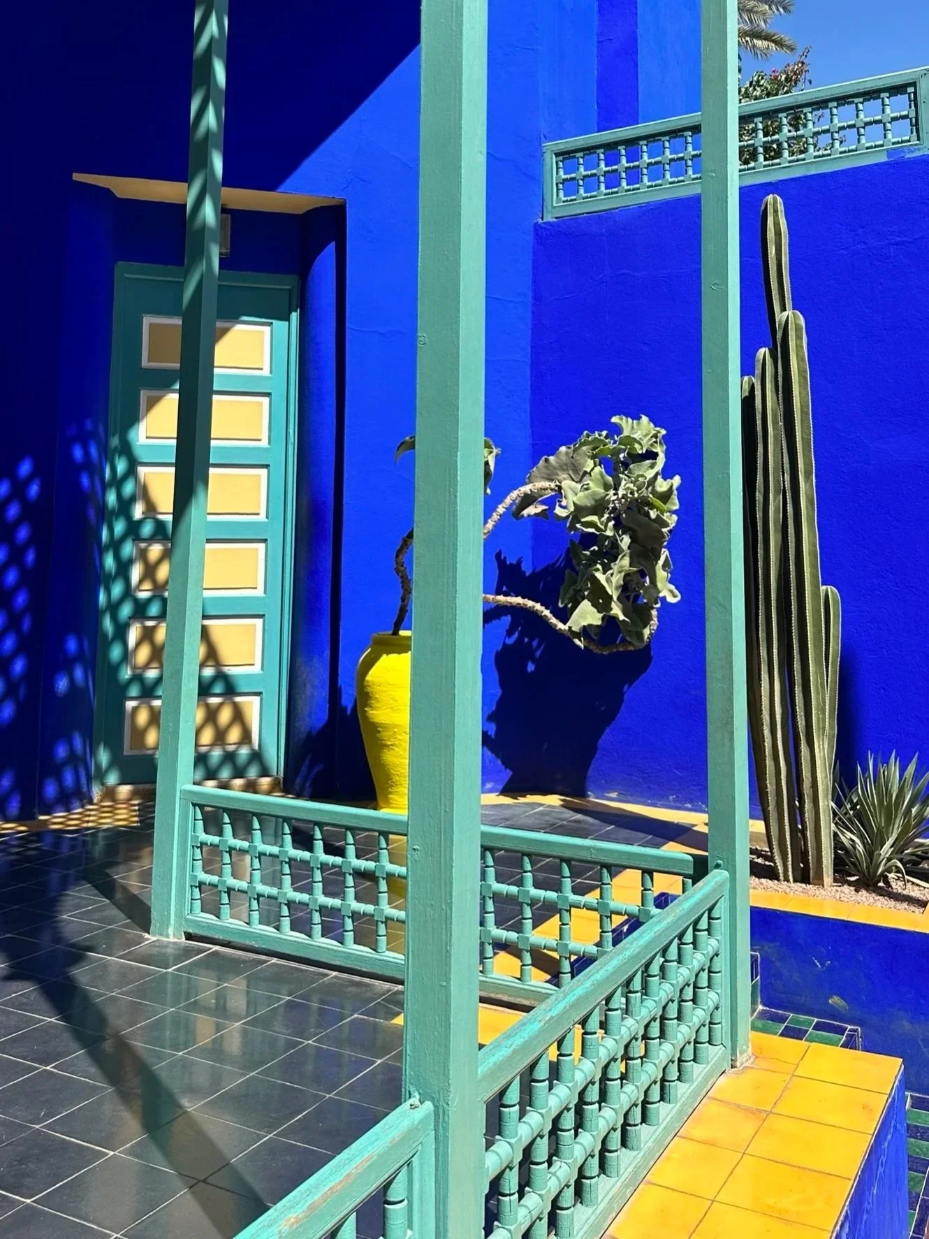 wander-senses-marrakech-jardin-majorelle-gardens-blue-and-yellow-house.jpg