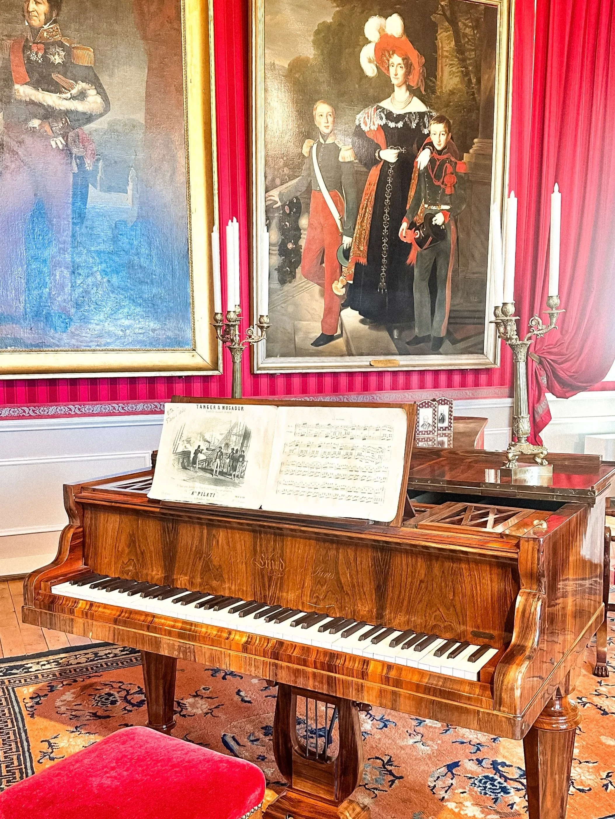 wander-senses-chateau-amboise-interiors-piano.jpg