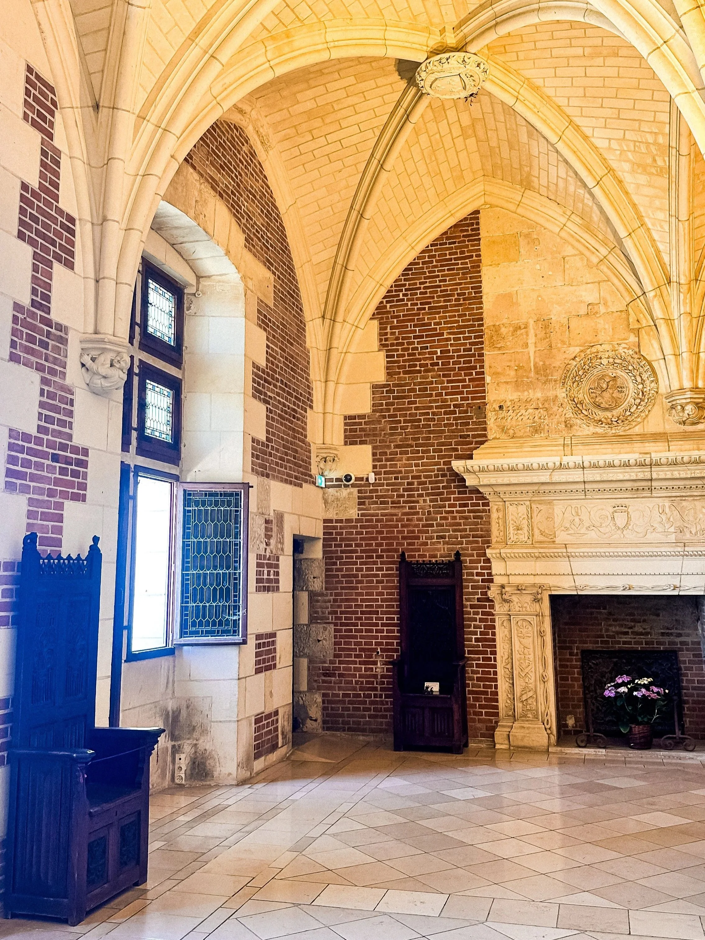 wander-senses-chateau-amboise-interiors-france.jpg