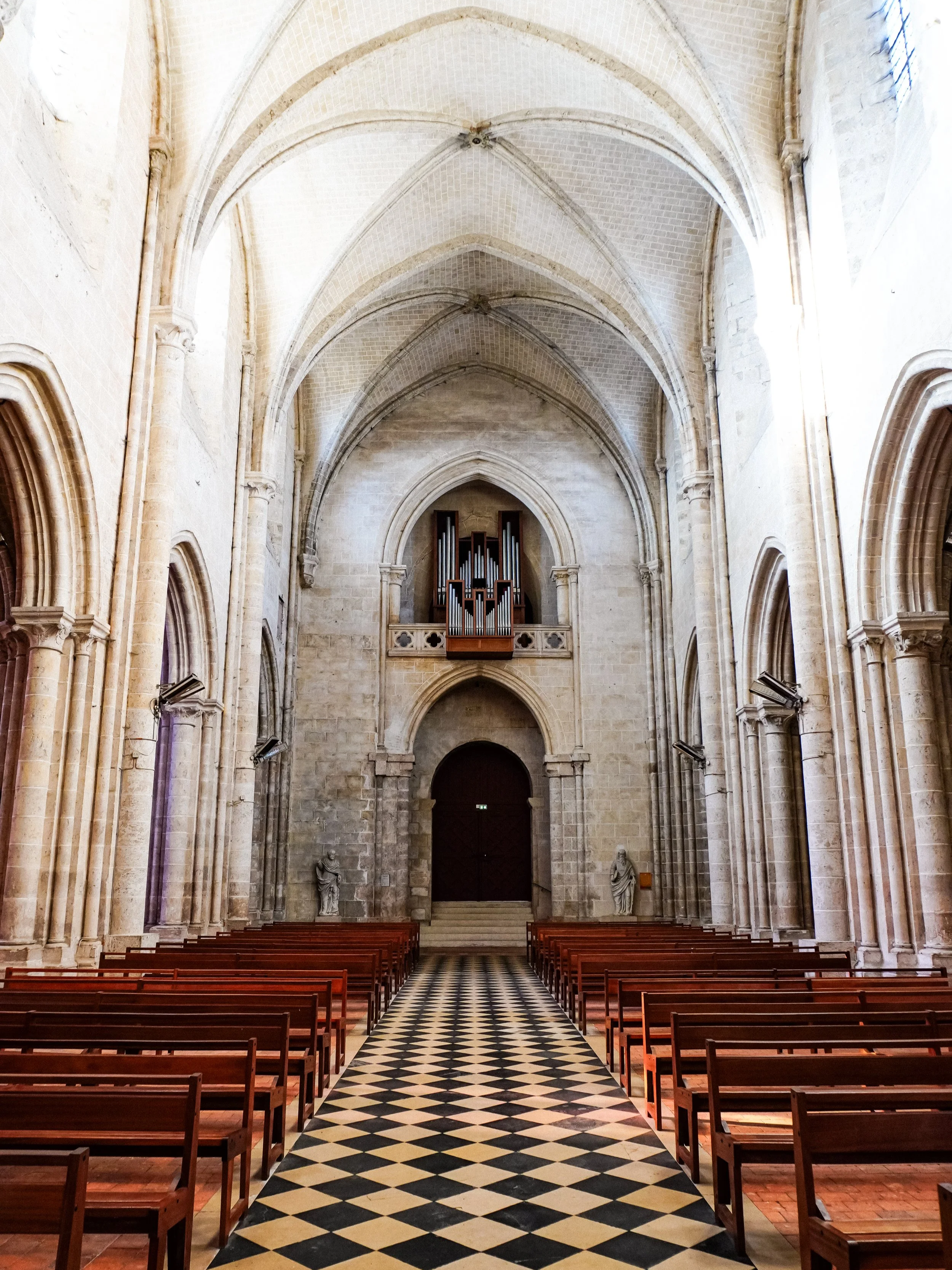 wander-senses-meung-sur-loire-church.png