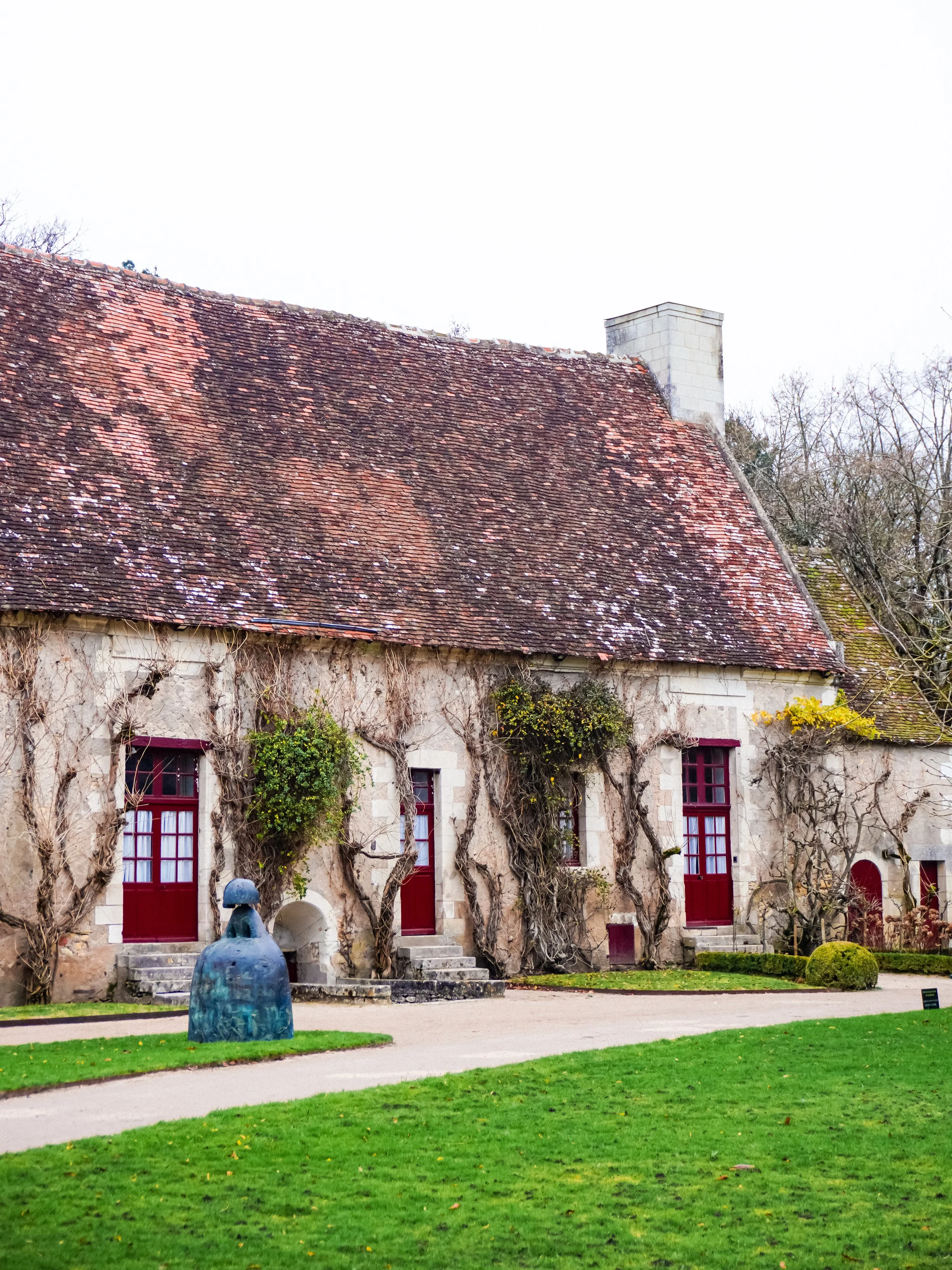 wander-senses-chateau-chenonceau-farm-houses-france.png