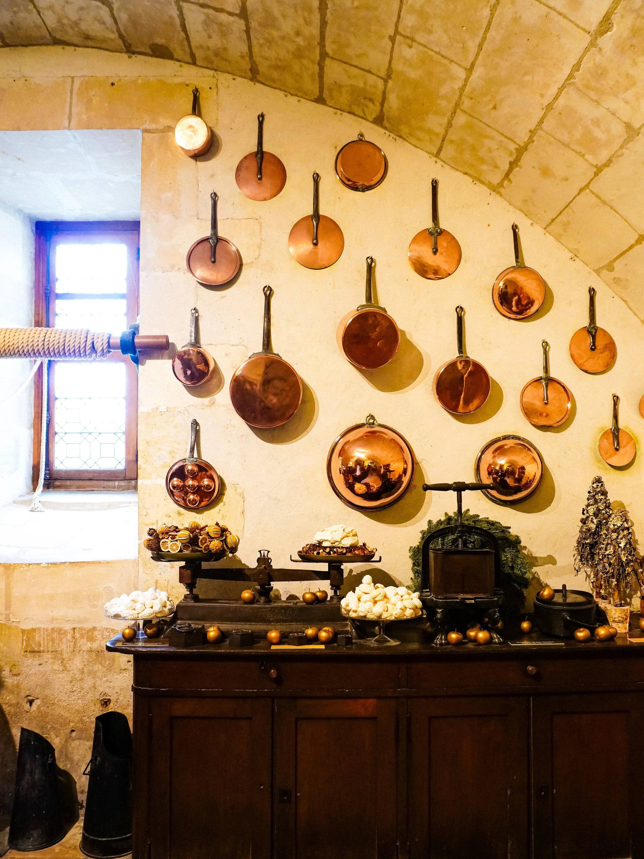 wander-senses-chateau-chenonceau-kitchen-interiors-france.png