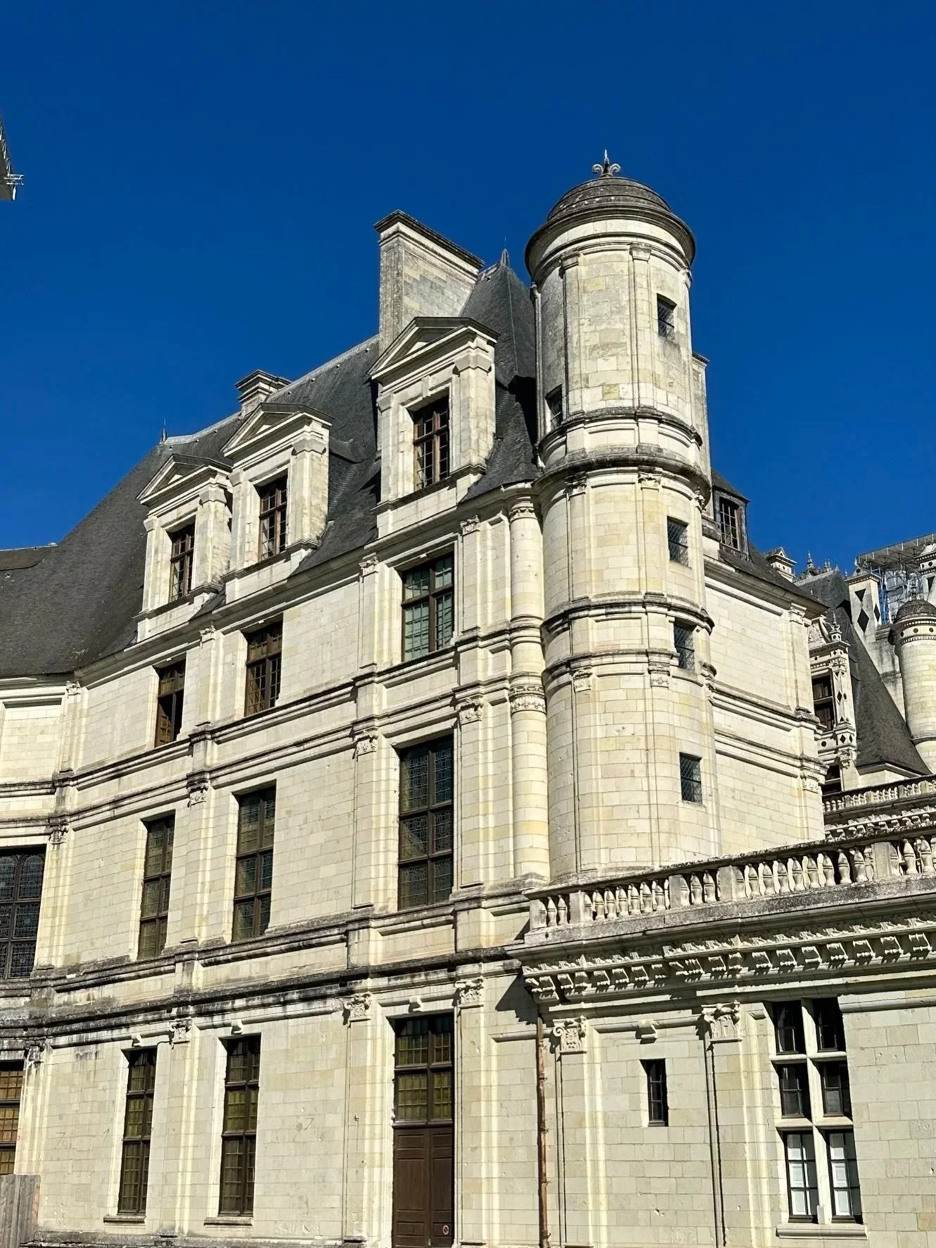 wander-senses-chateau-de-chambord-archictecture-details.jpg