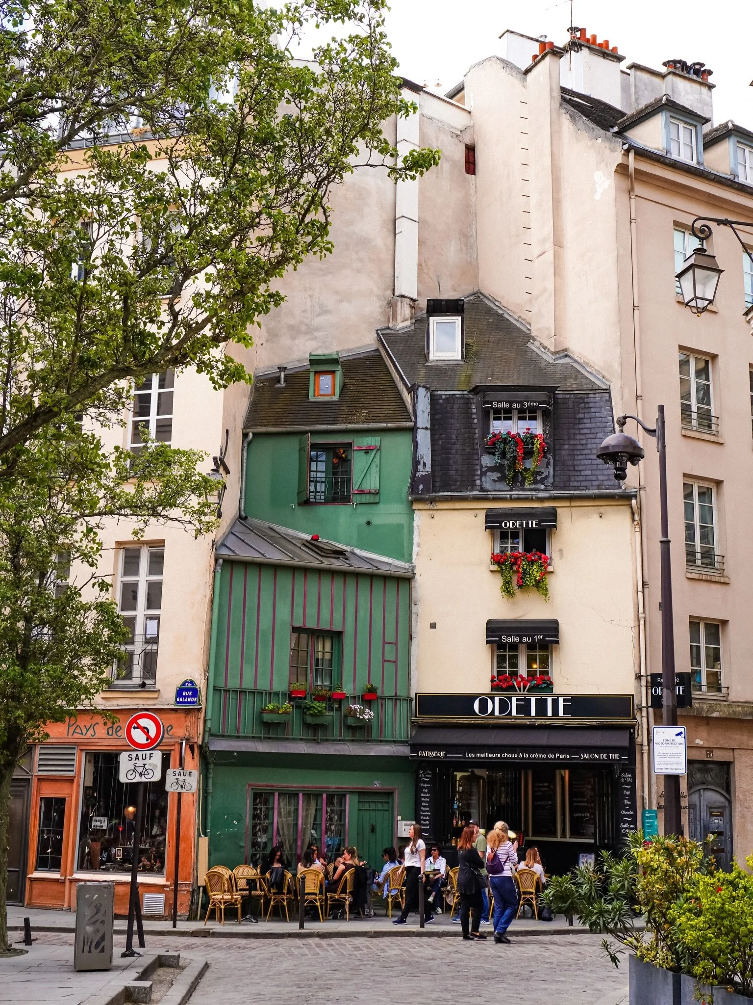 Paris lately. Some small moments and details that caught my attention this past week. The light, the reflections, the little corners you almost miss.

It&rsquo;s always the same city, but somehow it never feels the same. Every time I walk around, I n