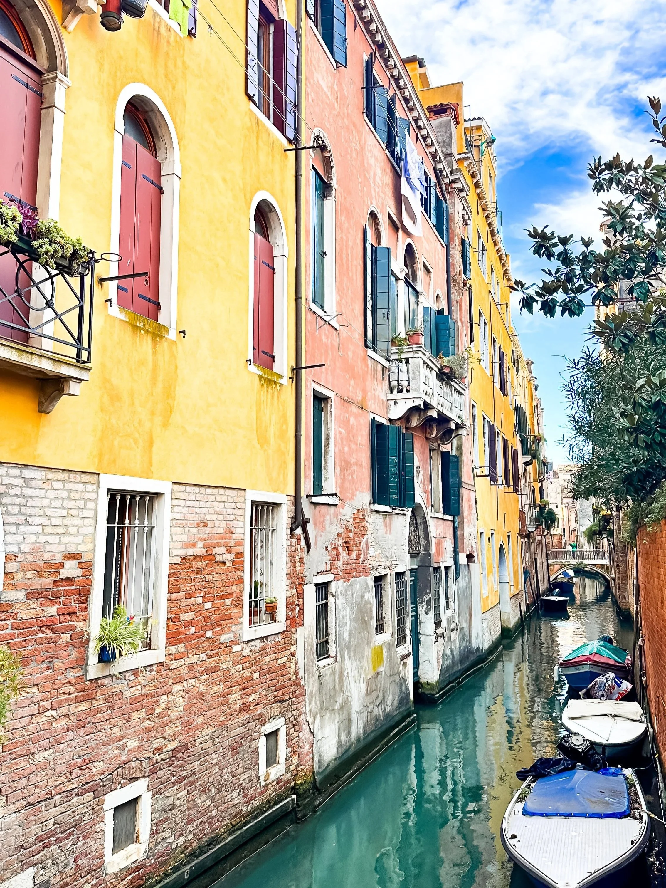 wander-senses-dorsodouro-buildings-canals-venice.jpg