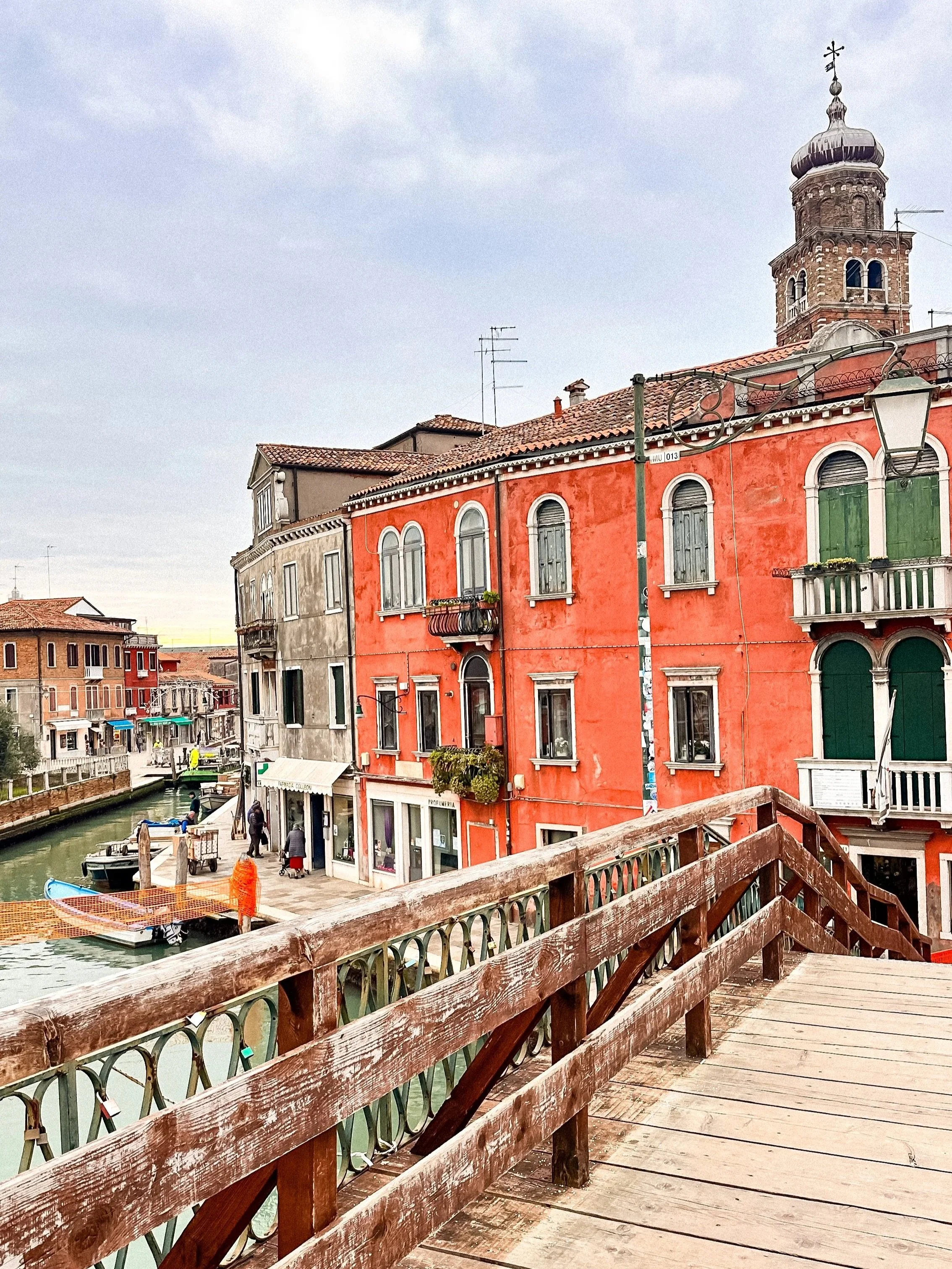 wander-senses-murano-wood-bridge-canal-colorful-buildings.jpg