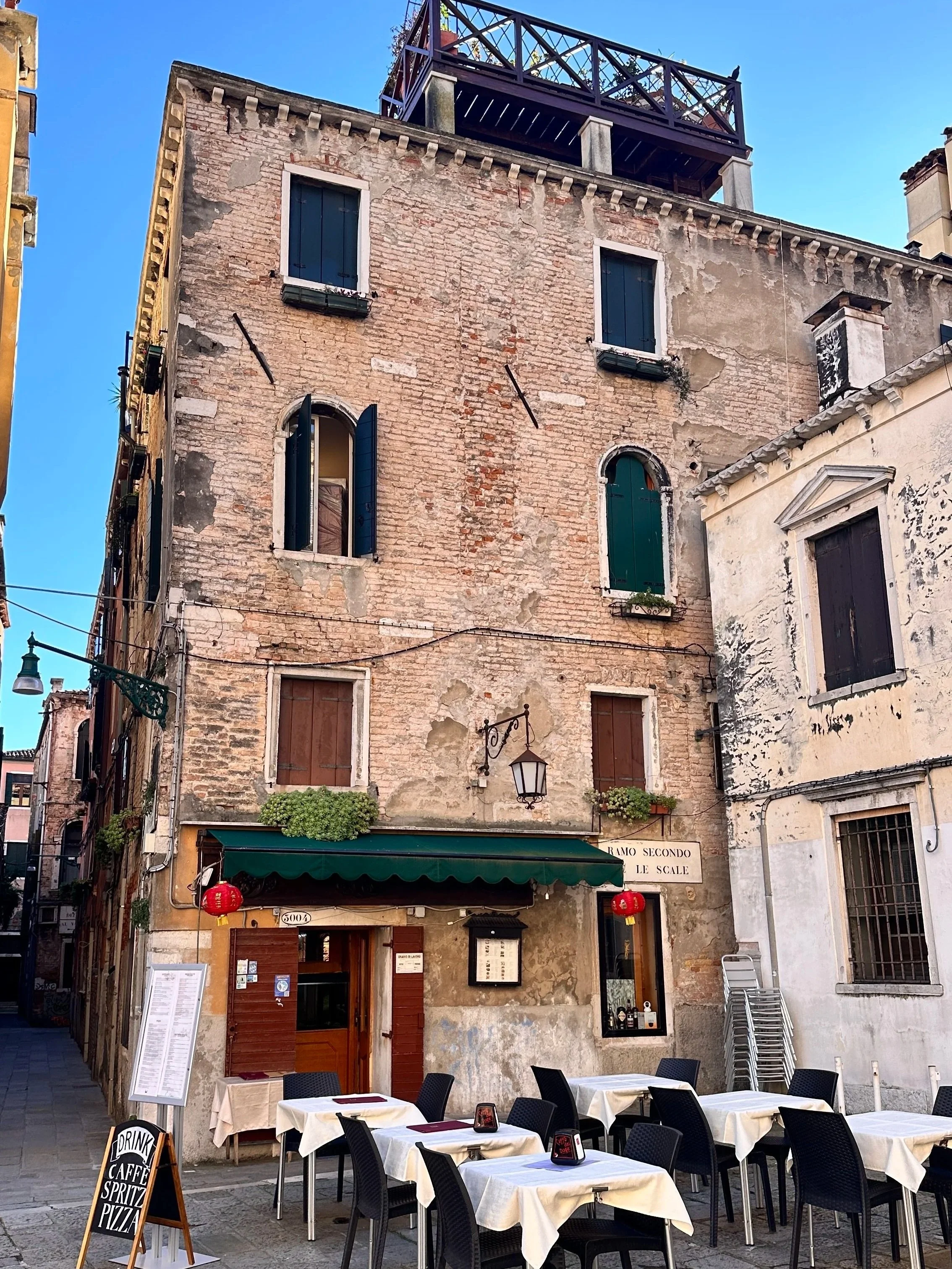 wander-senses-venice-small-restaurant-square-campo-stefano-italy.jpg