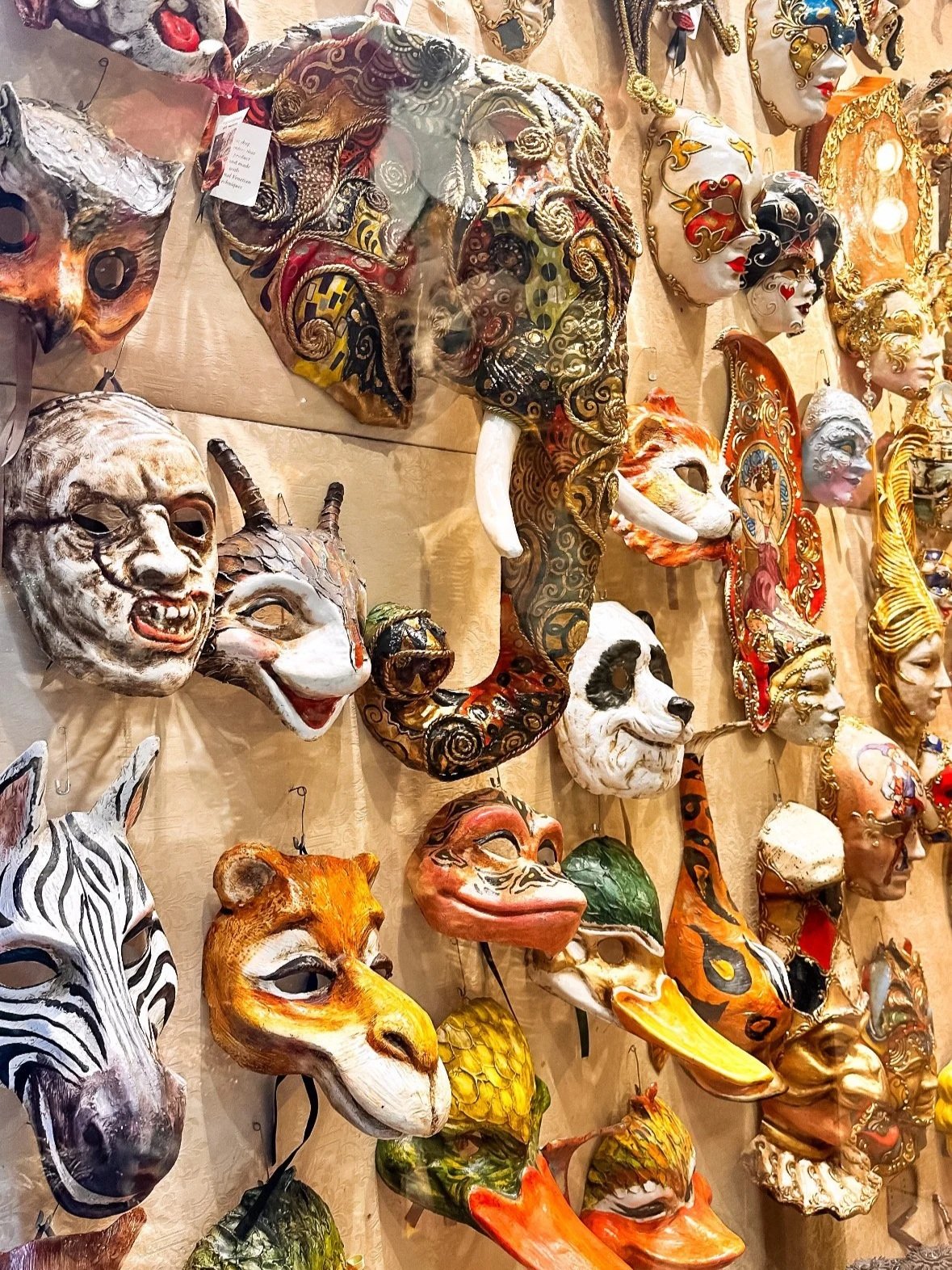 wander-senses-carnival-masks-venice.jpg