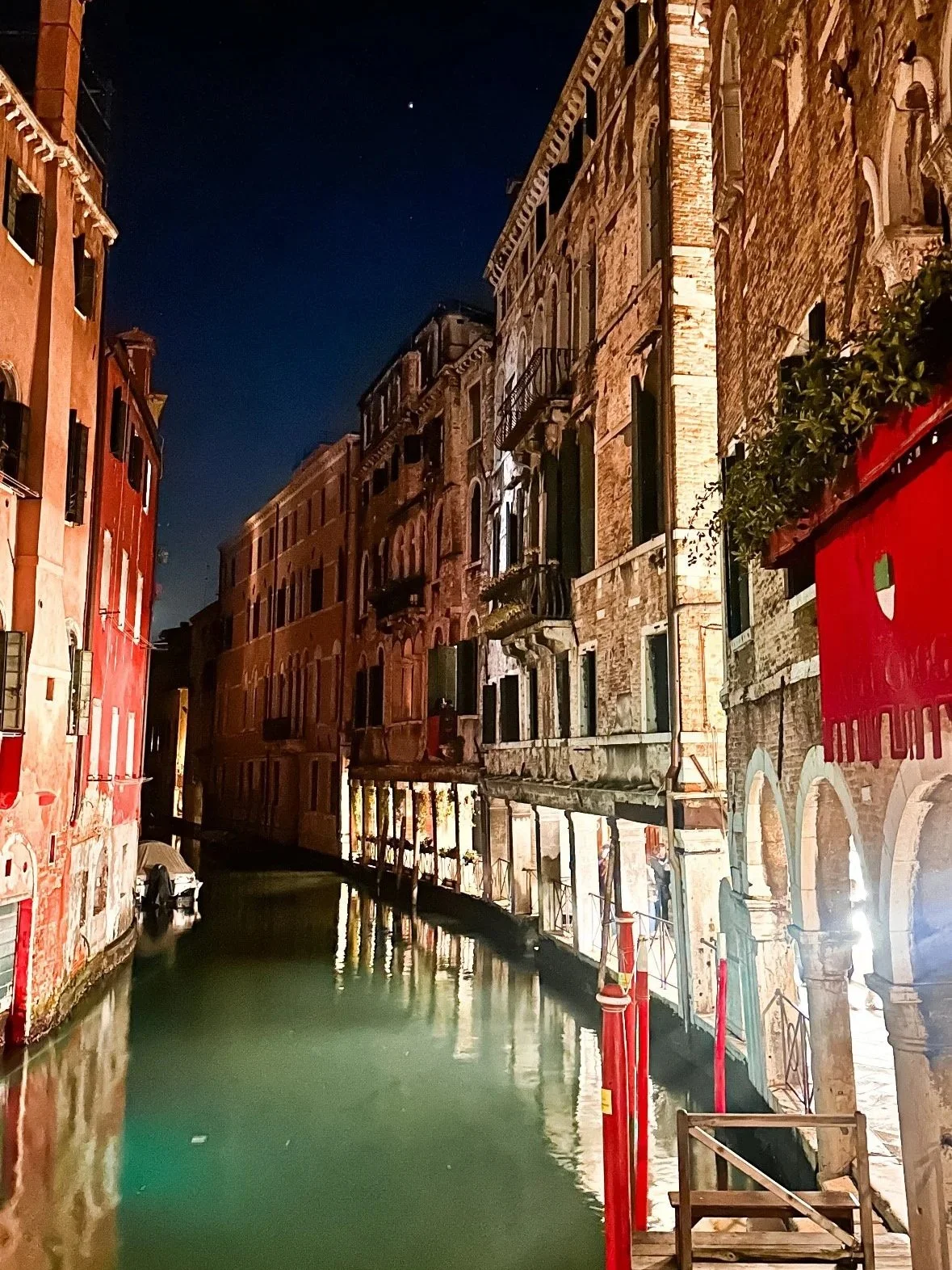 wander-senses-venice-by-night-buildings.jpg