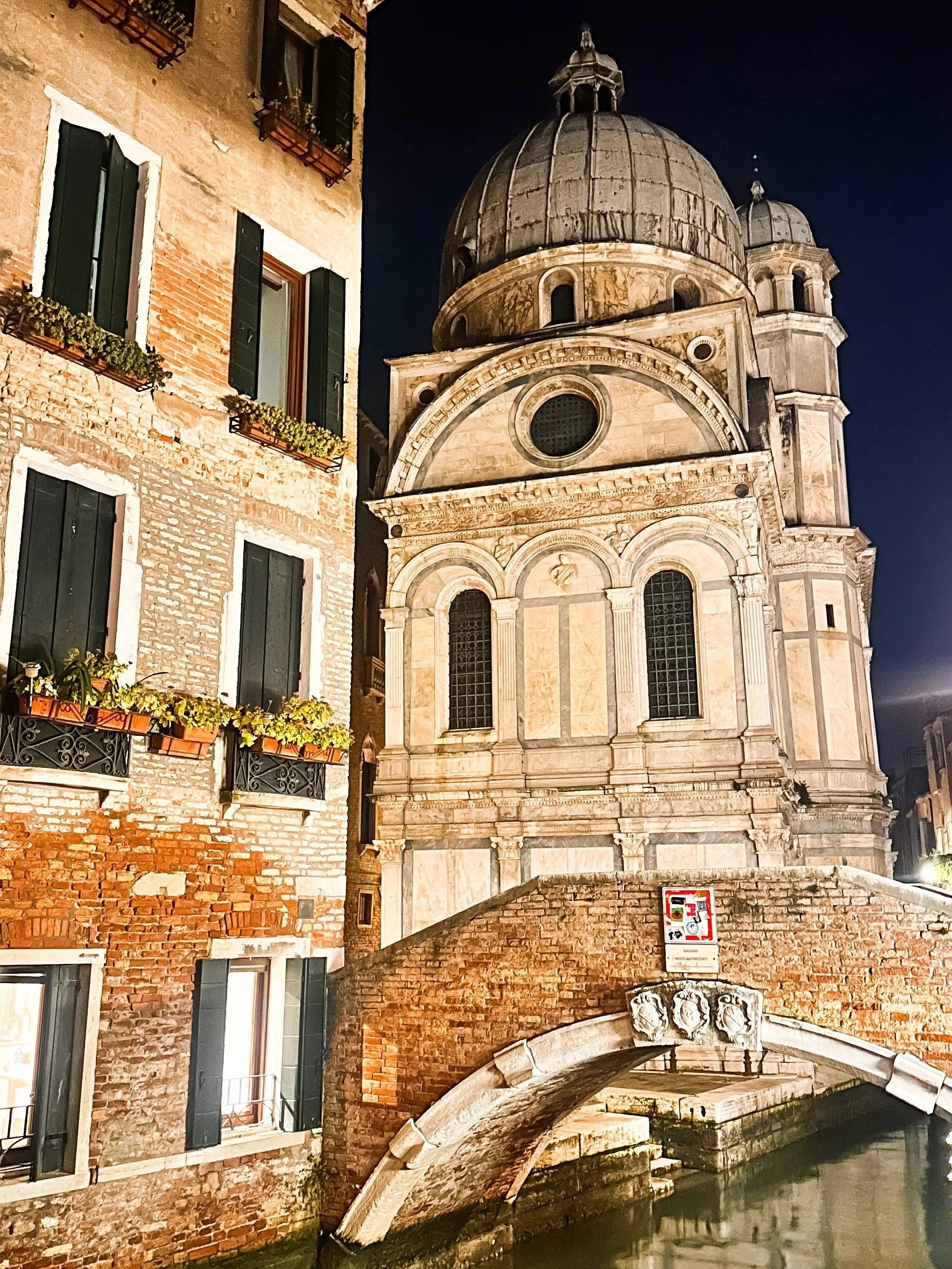 wander-senses-venice-at-night-stone-buildings.jpg