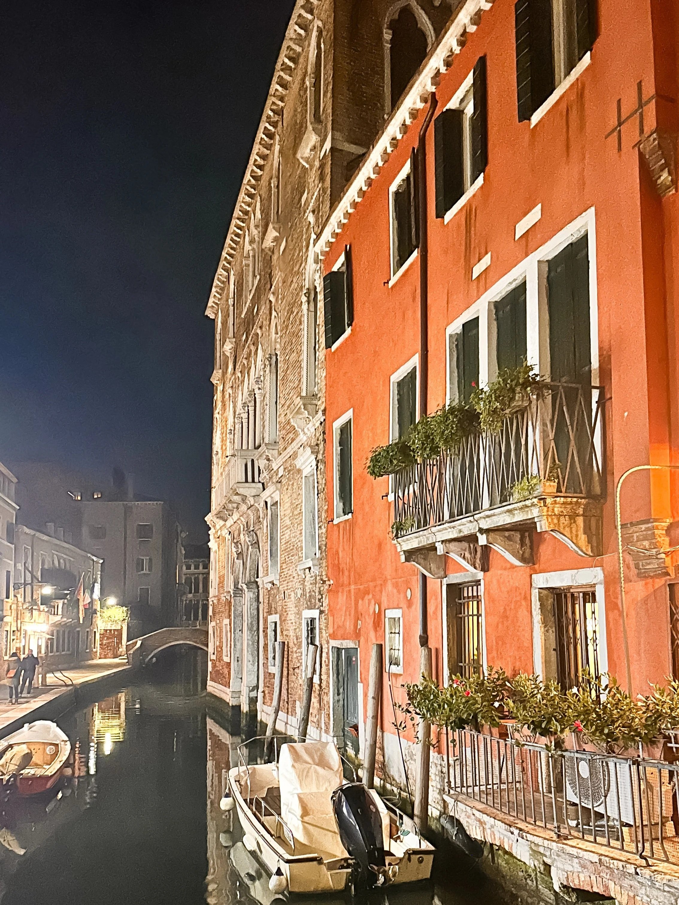 wander-senses-venice-by-night-red-building-with-green-windows.jpg