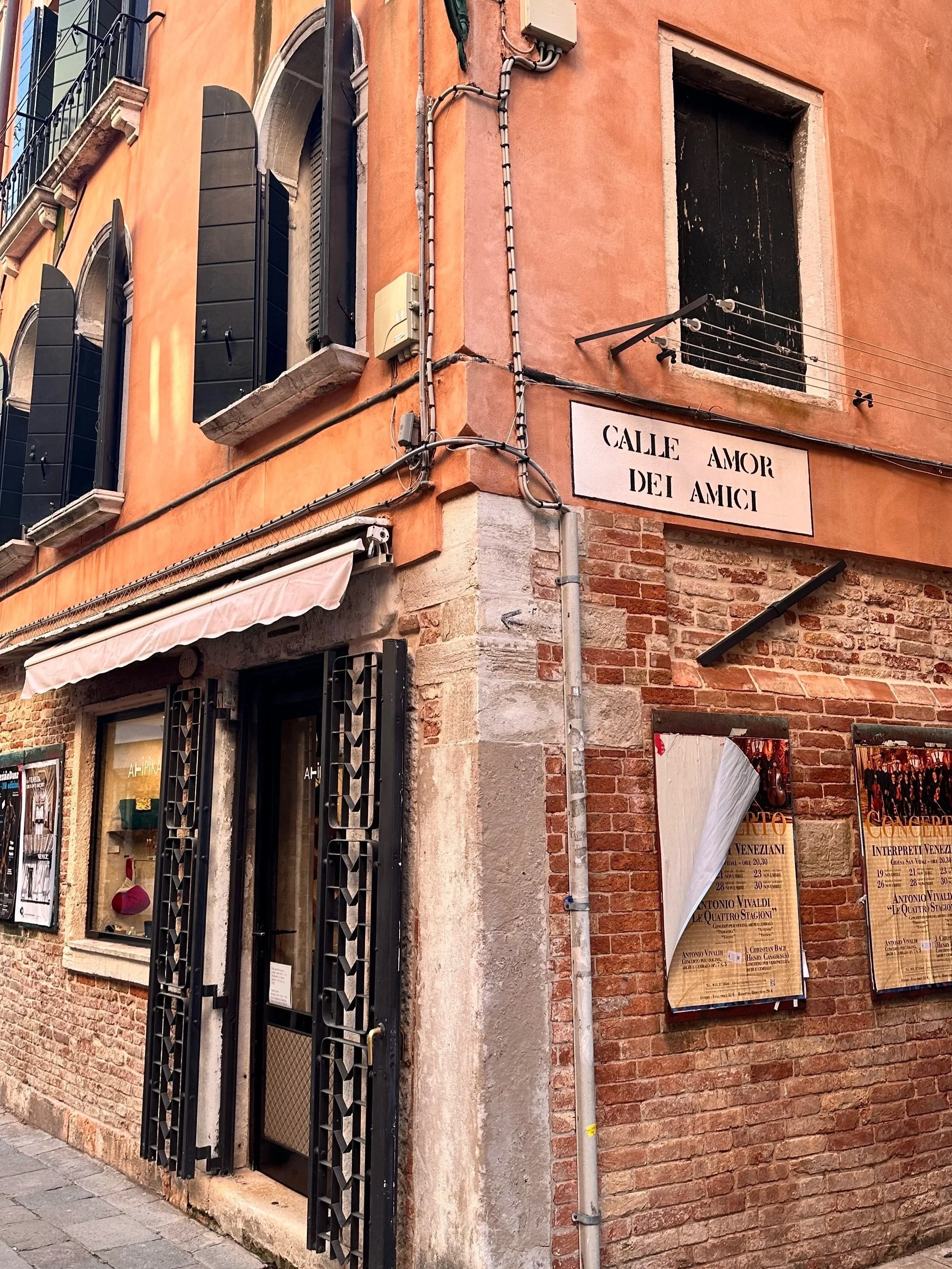 wander-senses-venice-calle-amor-dei-amici-small-street.jpg