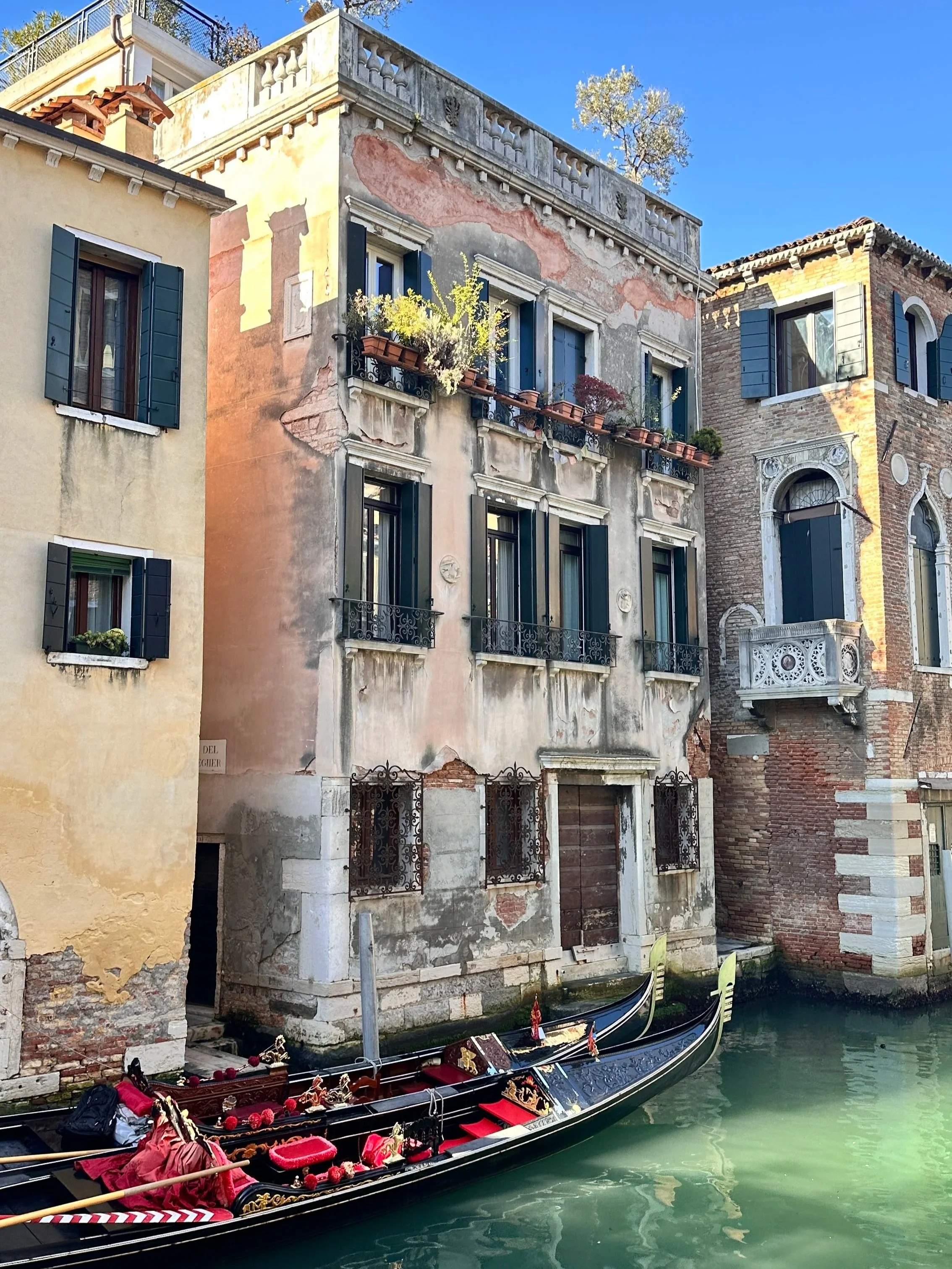 wander-senses-venice-small-canals-yellow-buildings-and-gondolas.jpg