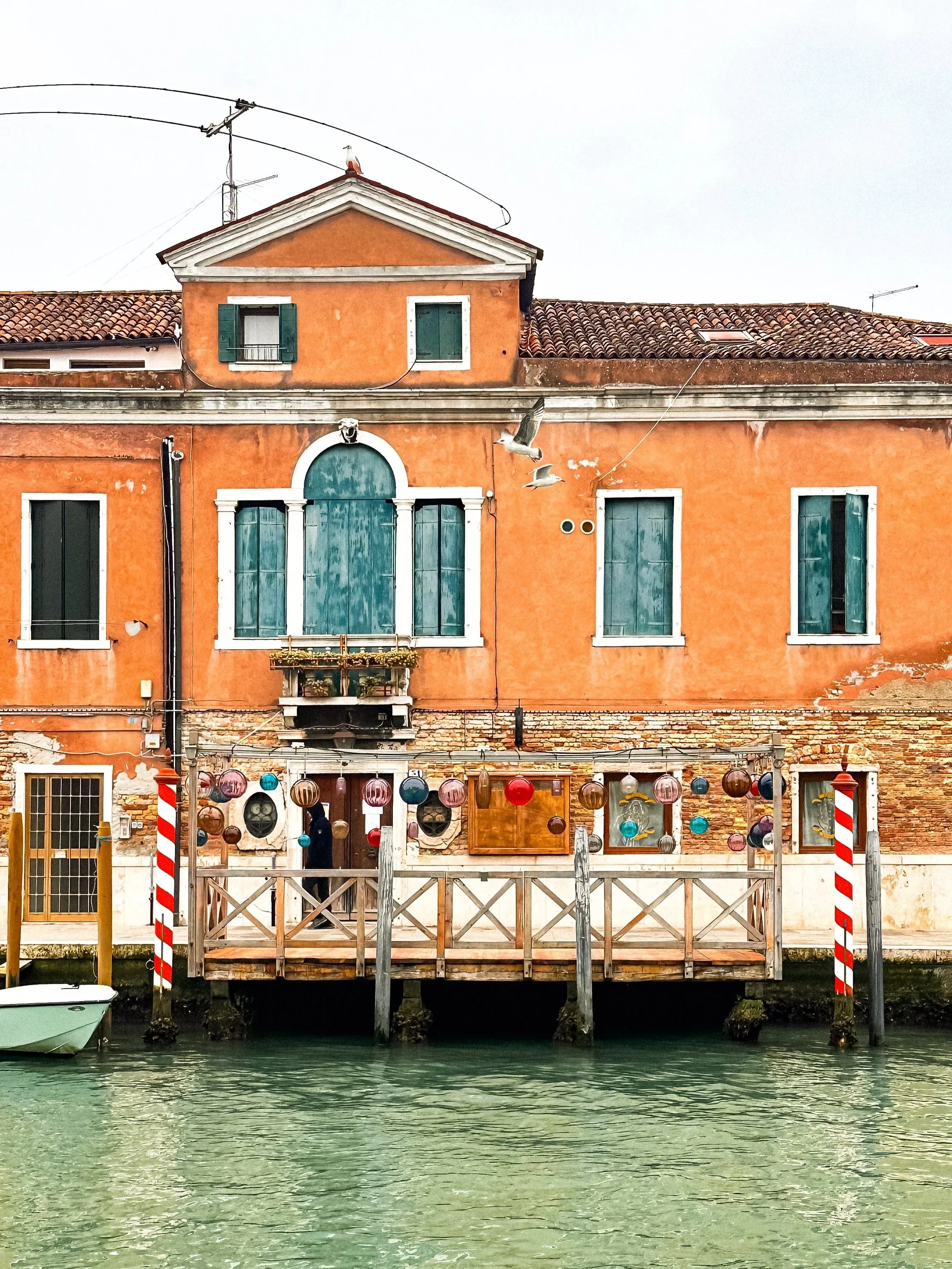 wander-senses-murano-red-building-over-the-canal.jpg
