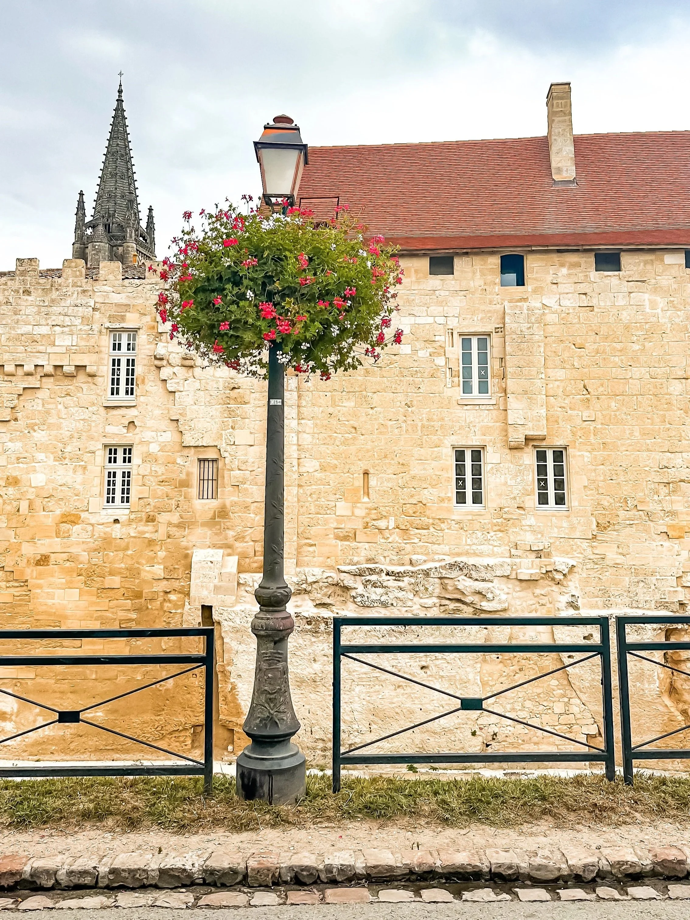 wander-senses-saint-emilion-historic-city-center-stone-building-with-flowers-france.jpg