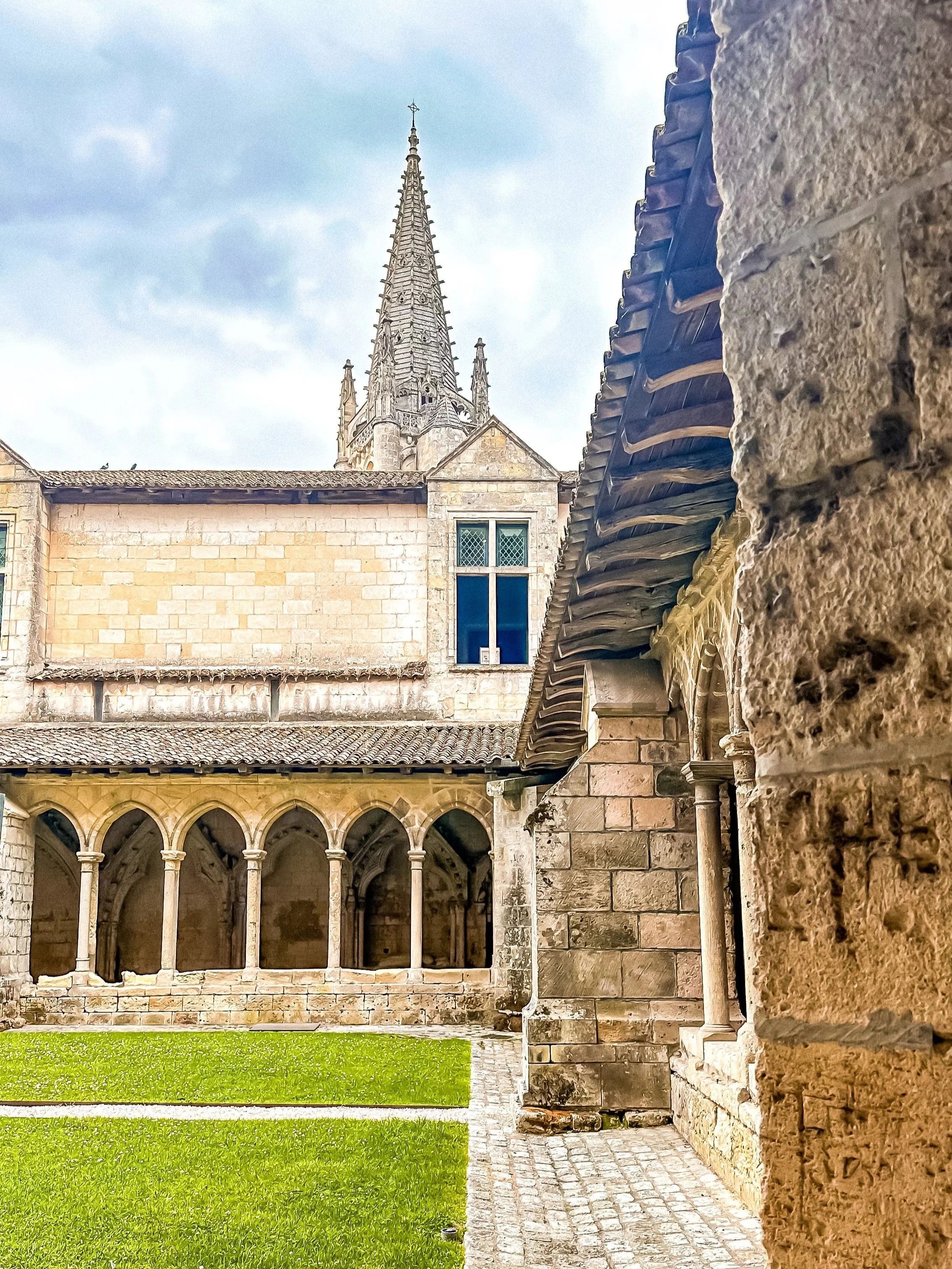 wander-senses-saint-emilion-abbaye-center-historic-france.jpg