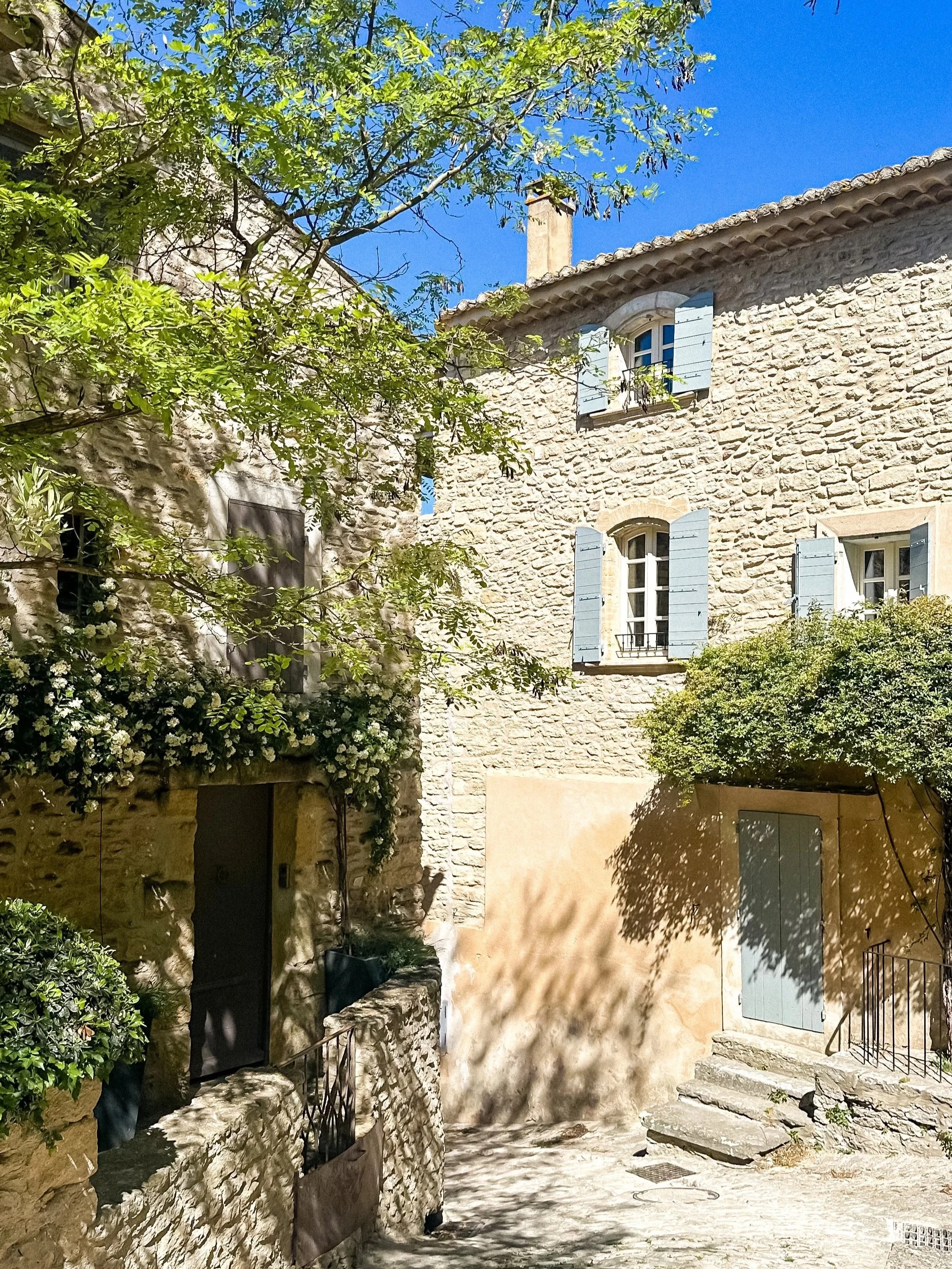wander-senses-provence-gordes-stone-houses.jpg