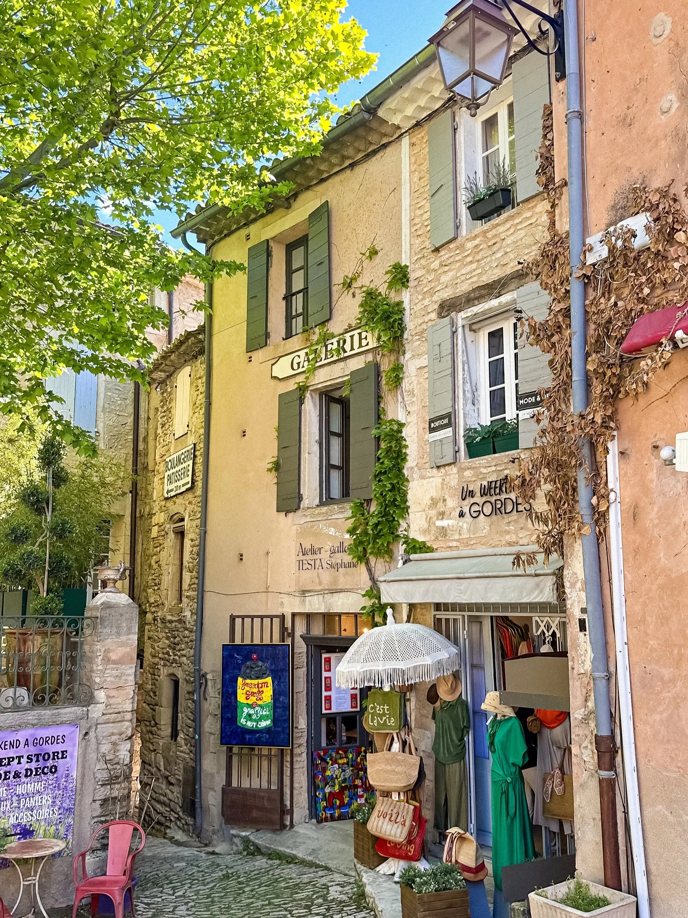 wander-senses-provence-gordes-stone-houses-boutiques-souvenirs.jpg