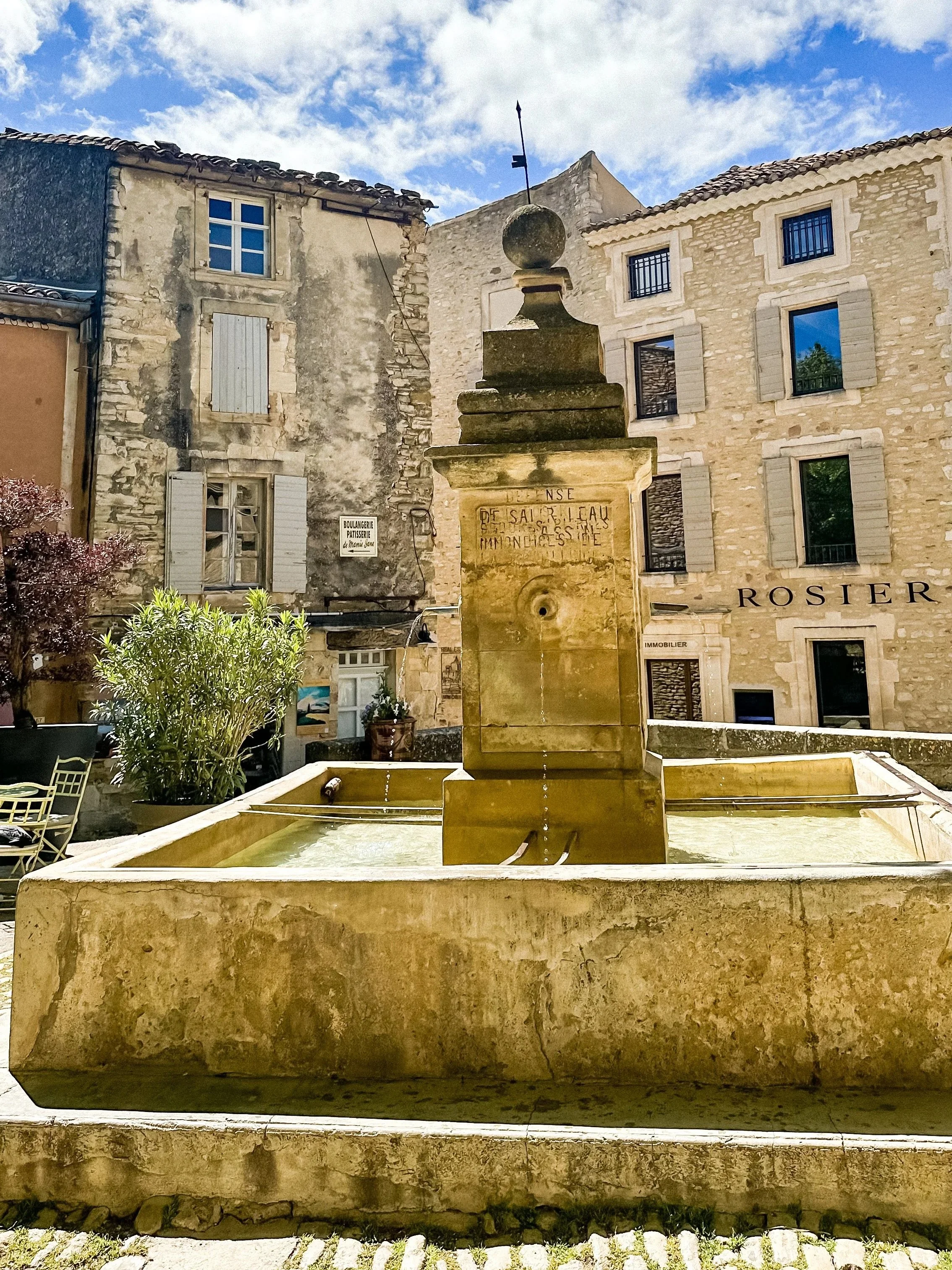 wander-senses-provence-gordes-stone-houses-square-fountain.jpg
