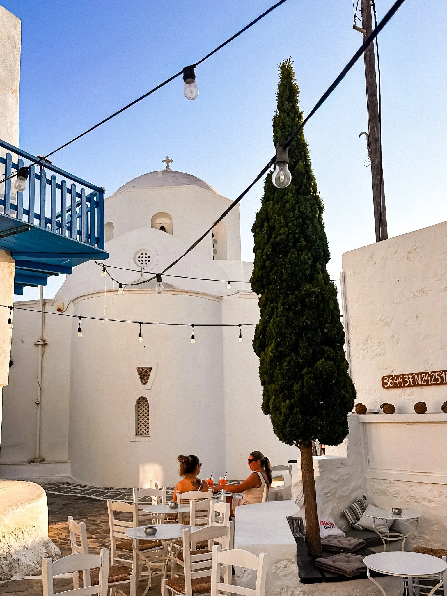 Plaka, in Milos, was probably my favorite village in the  Cyclades islands to slow down at the end of the day.

Those white streets, small stairways, blue details everywhere, and that quiet Cycladic atmosphere that somehow makes you walk slower witho