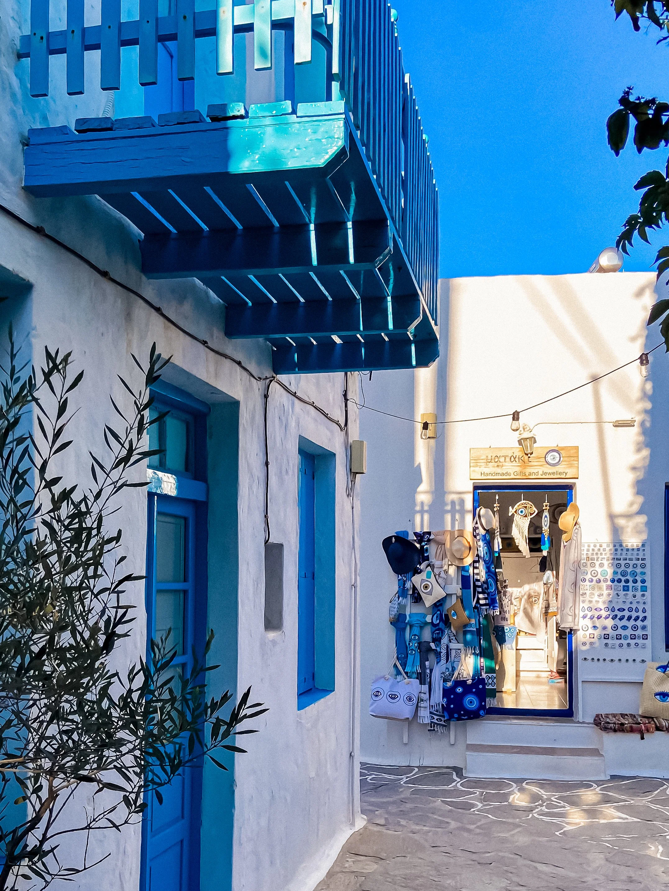 wander-senses-milos-plaka-street-01.png