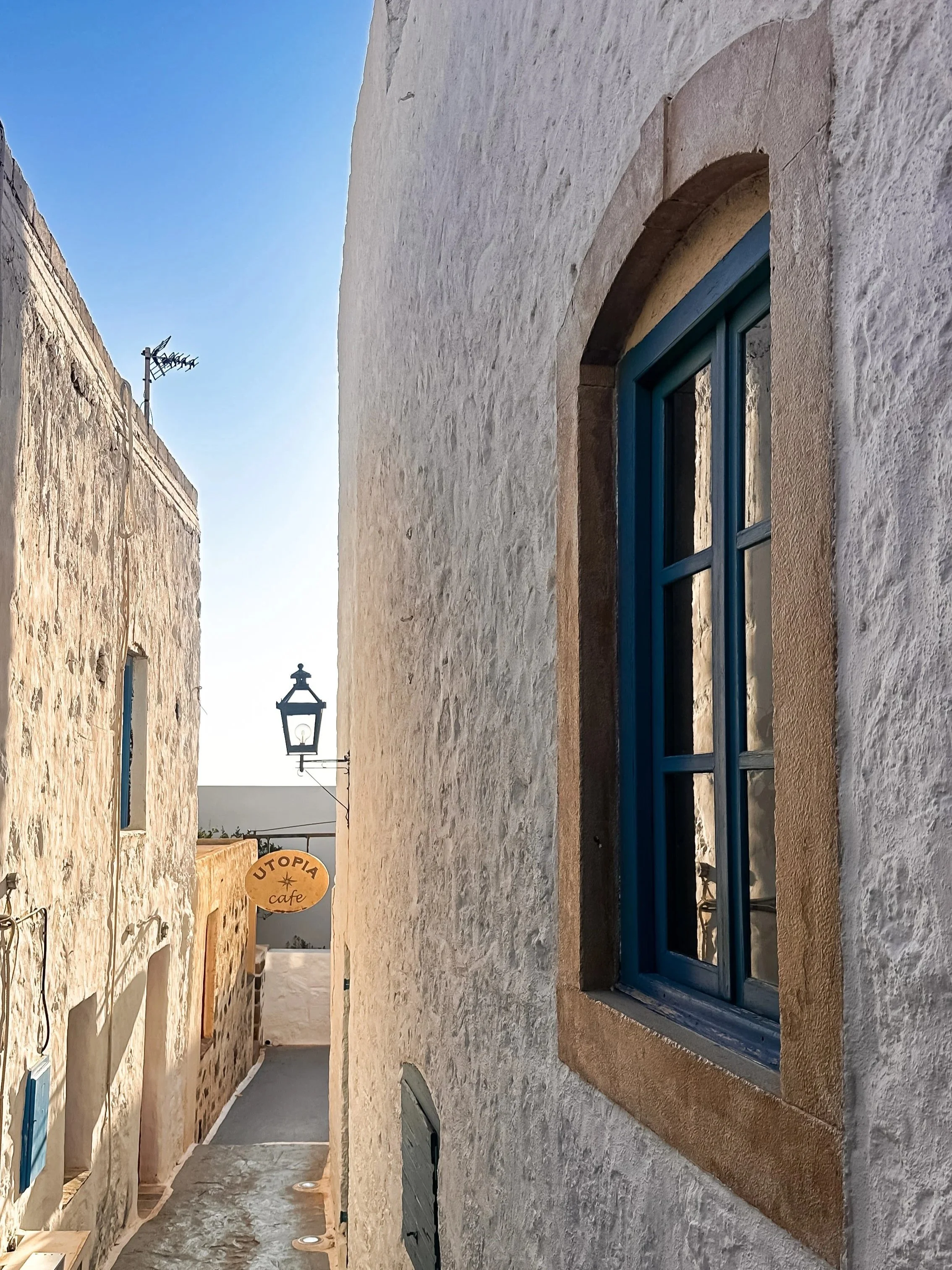 wander-senses-milos-plaka-street-02.jpg
