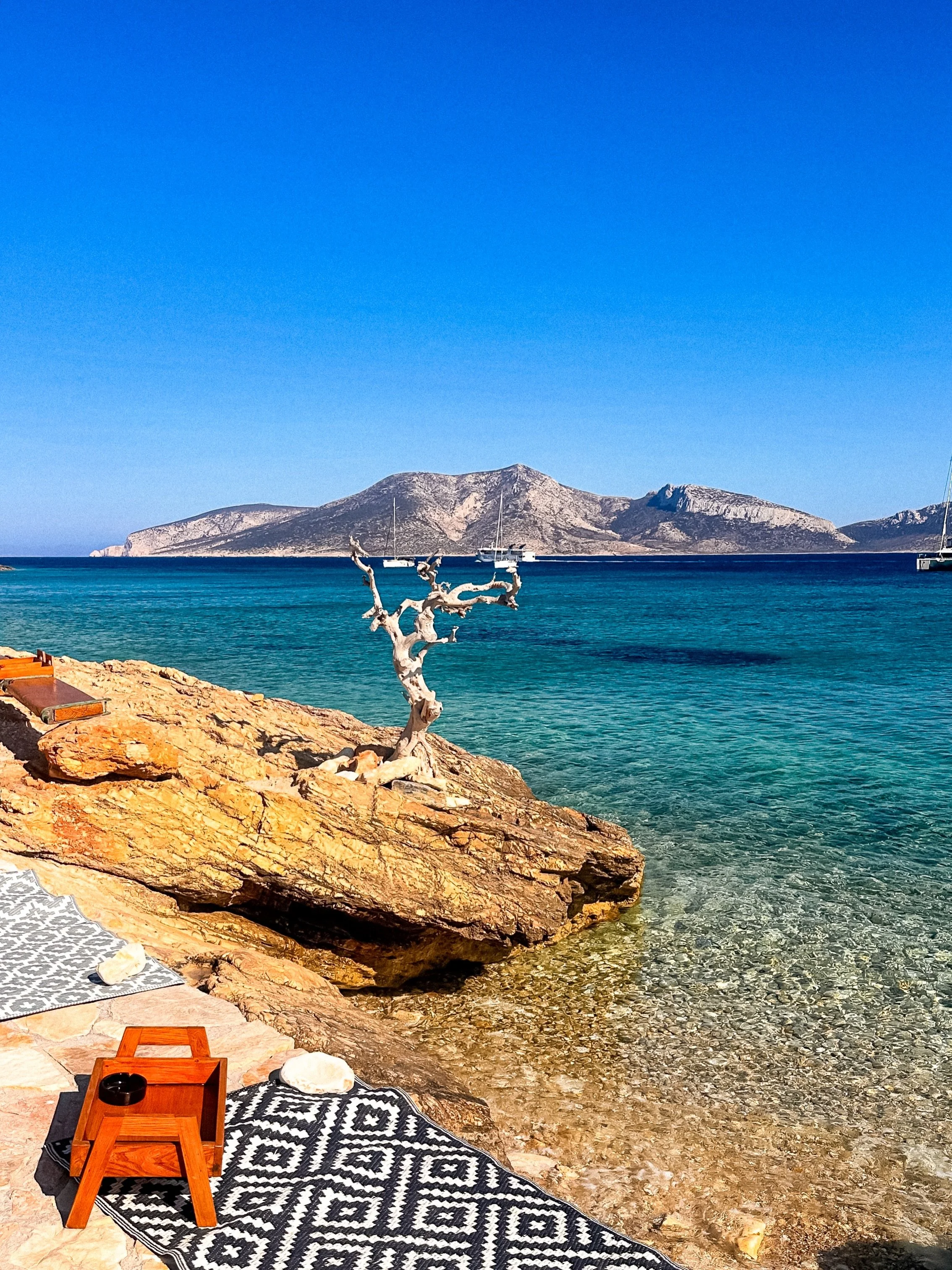 Tiny, easy, and the kind of place where you barely need a plan, or even a car. The water is honestly some of the clearest blue I&rsquo;ve seen in Greece&hellip; that&rsquo;s Koufonisia.

Everything feels close on an island of just 5 km&sup2;. You wal