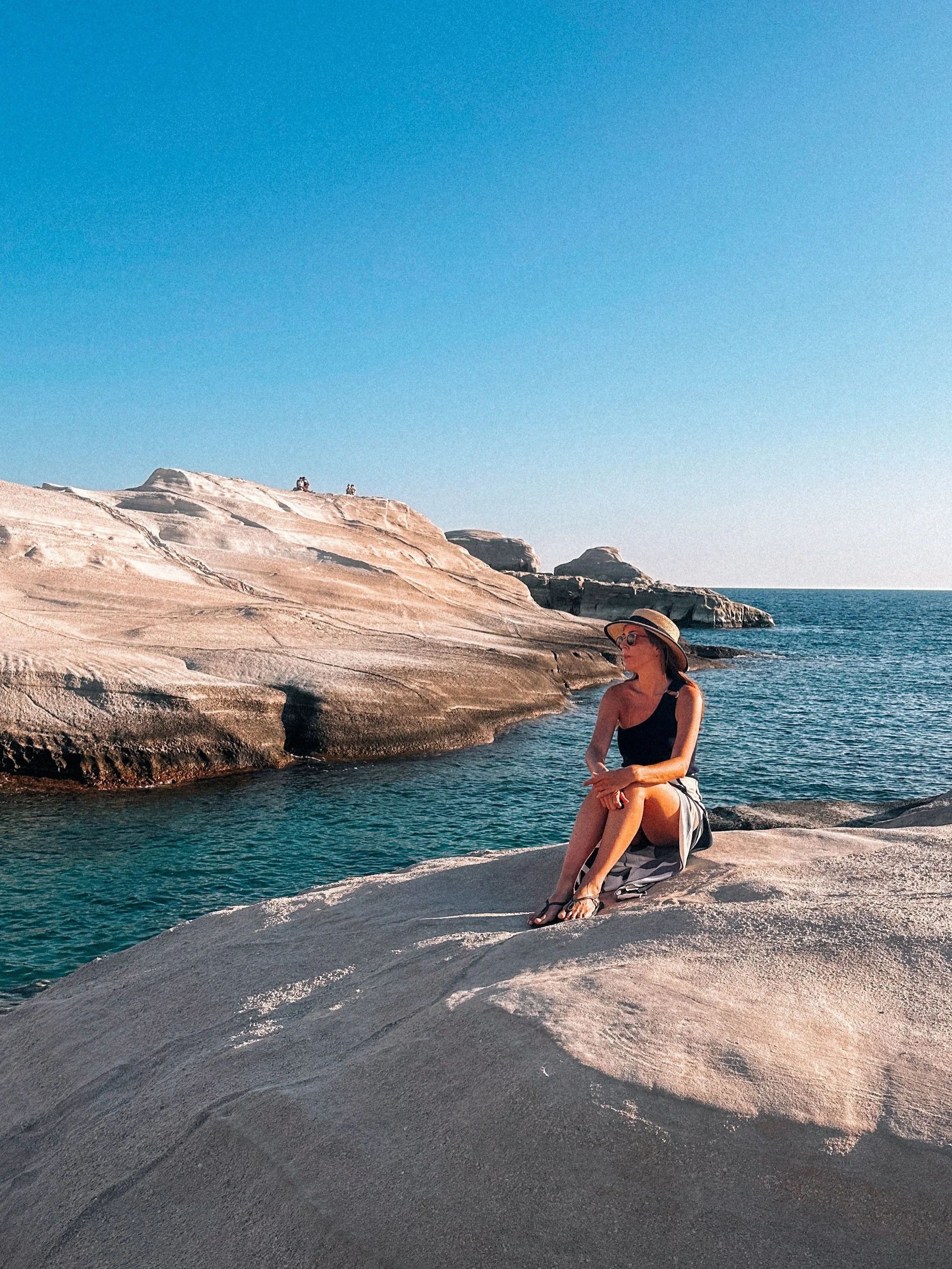 Have you ever been to the moon?
Because apparently, you can get pretty close in Greece 🌕

Sarakiniko, in Milos, is probably one of the most surreal landscapes I&rsquo;ve seen. Shaped by volcanic activity and sea erosion over thousands of years, the 