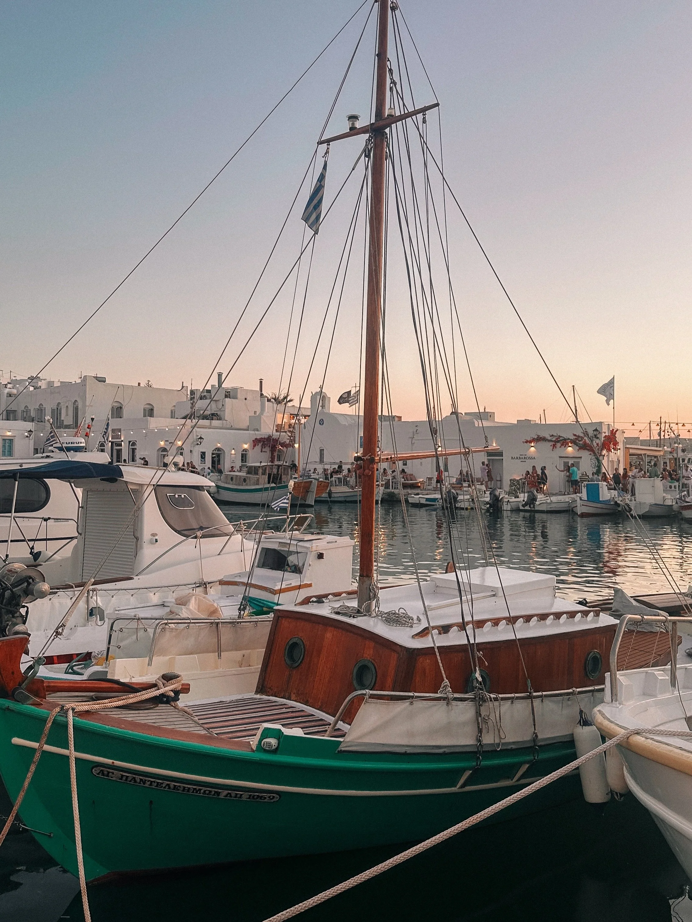 You know those Greek villages that somehow get everything right? Naoussa is one of them.

White streets, bougainvillea, fishing boats by the water, little boutiques, restaurants everywhere, and evenings that always end later than planned.

Paros may 