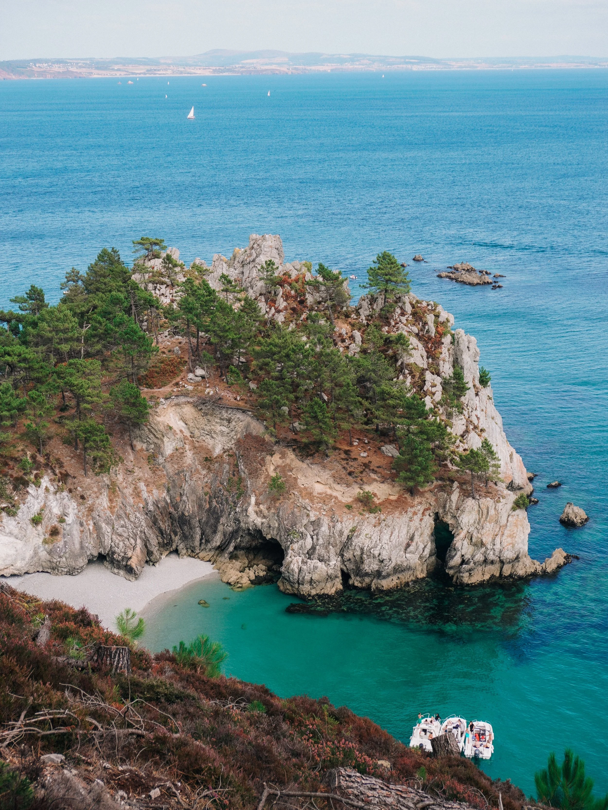 One of the most beautiful coastal walks in Brittany.

The trail towards Plage de l&rsquo;&Icirc;le Vierge, on the Crozon Peninsula, takes you along the coast through pine trees and rocky paths, with views over the cliffs and incredibly clear blue-gre