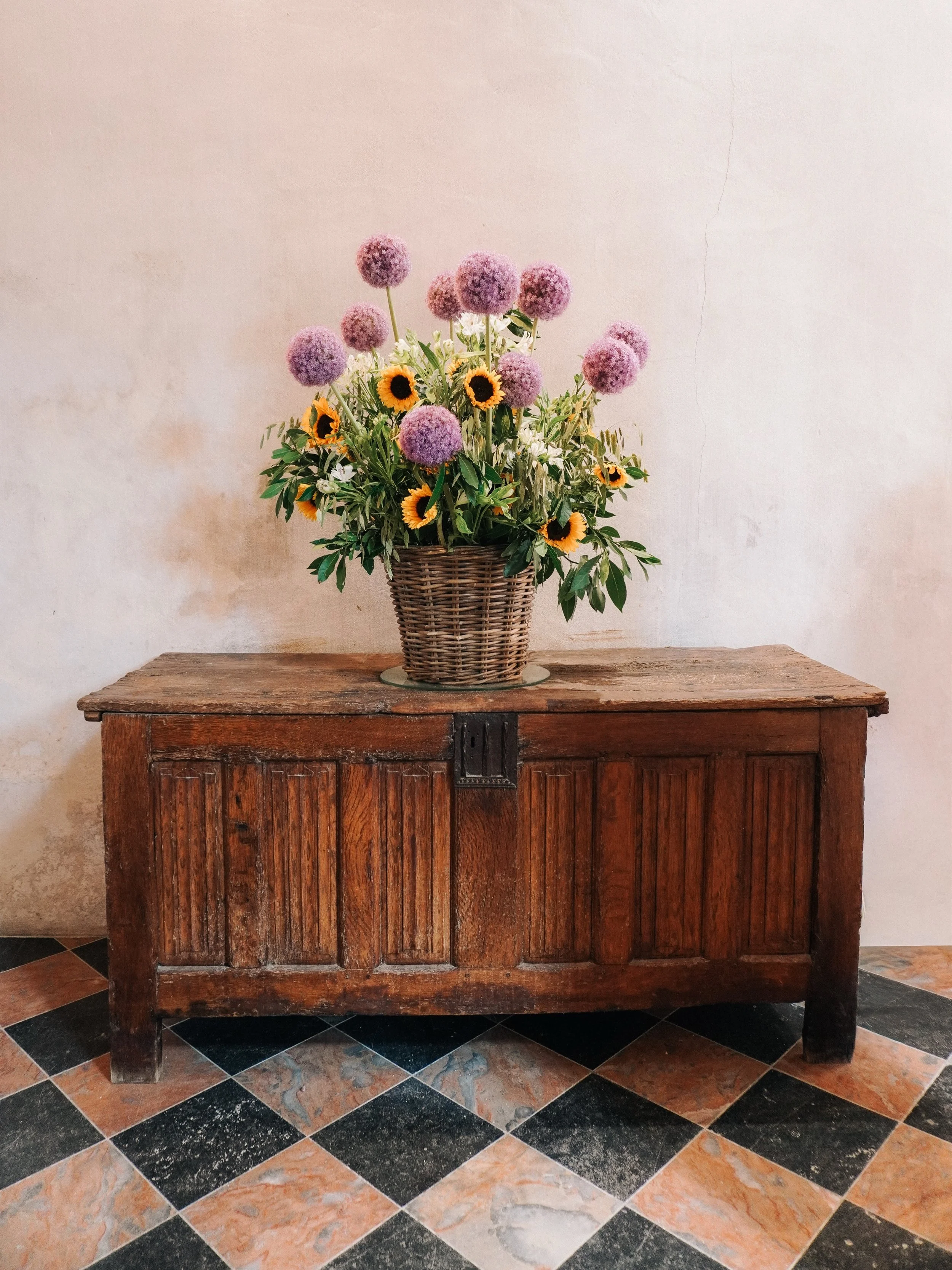 A little look back at end of summer in the Loire Valley. 🌻

A few days in the French countryside, where the fields had already turned golden, the sunflowers were having their last moment and afternoons were best spent with a book, something good to 